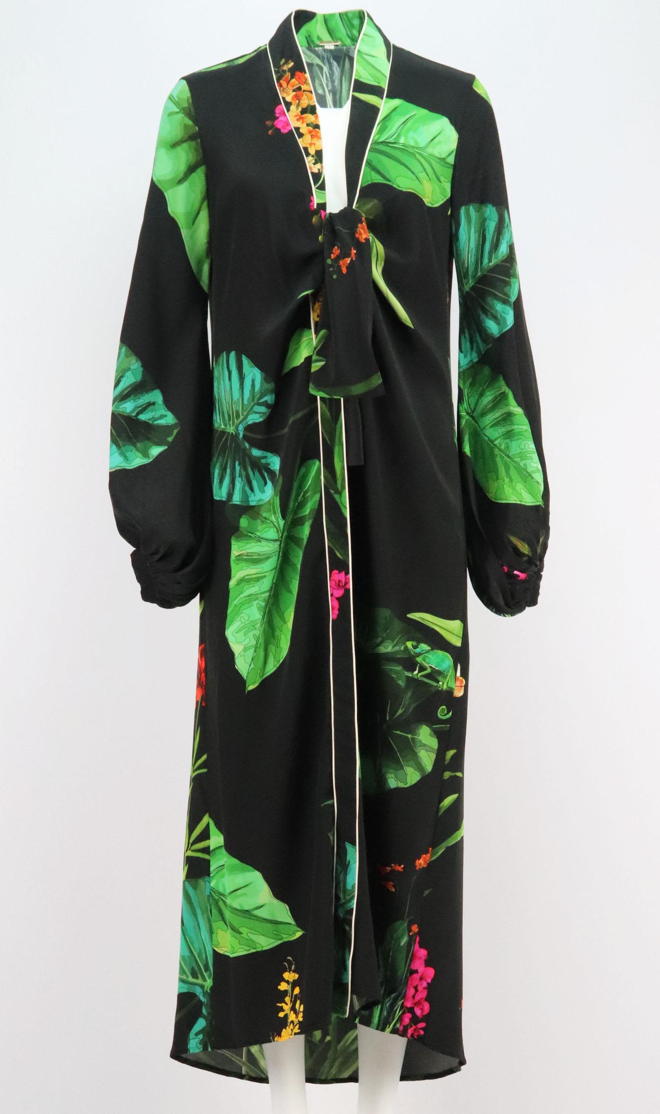 This ‘Kiribati’ kimono by Johanna Ortiz is the perfect marriage of fluid design and colourful detail, the tie-front style has been crafted from silk crêpe-de-chine and printed with a 