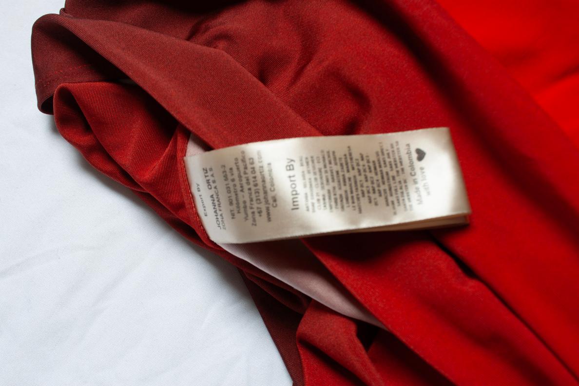 De las mujeres Johanna Ortiz, Vestido midi rojo mito de la selva en venta