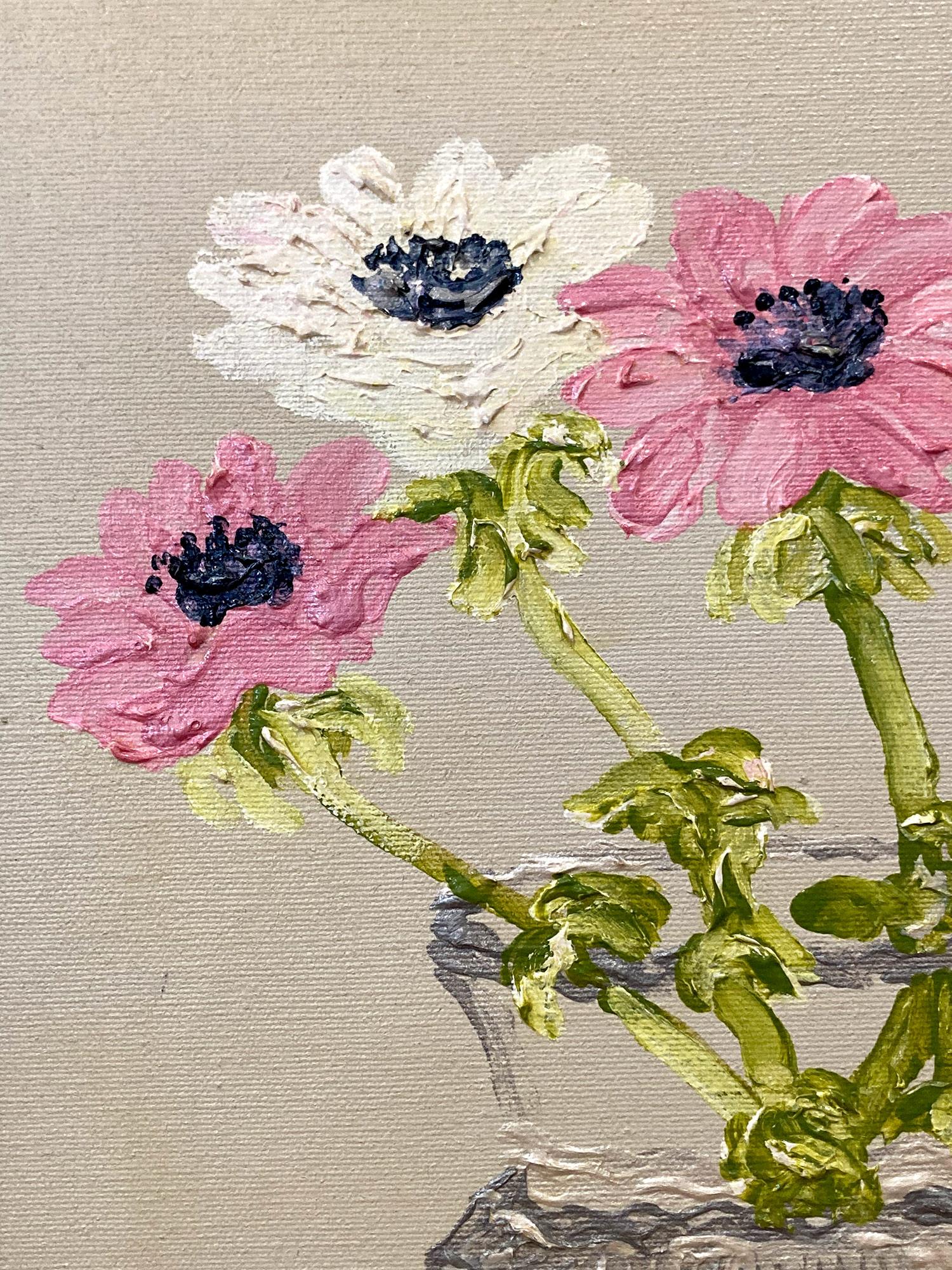 „Sunday Florals“ Buntes impressionistisches Stillleben-Gemälde, Öl auf Leinwand, Öl (Beige), Still-Life Painting, von Johanne Schiefer