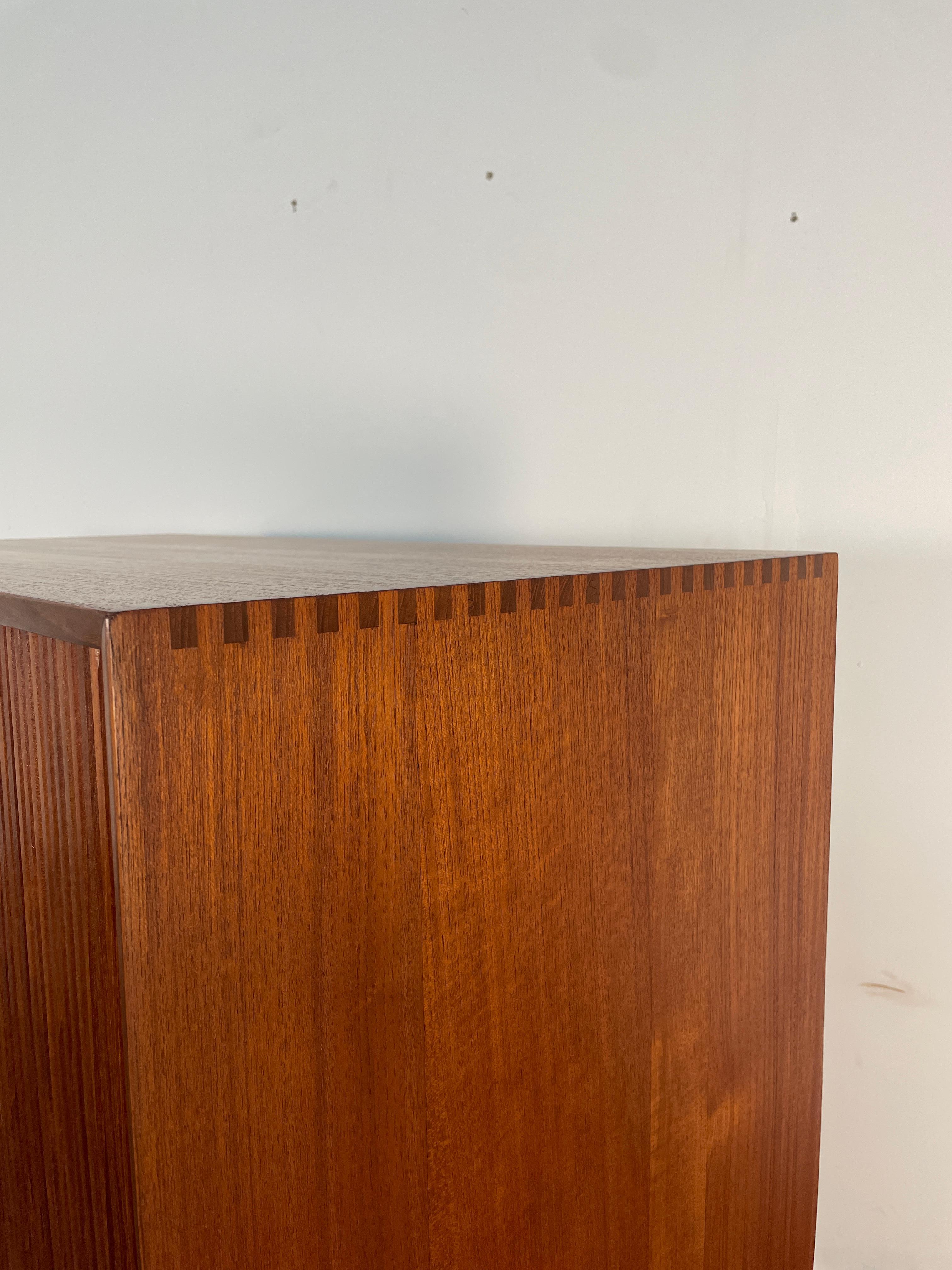 Armario alto con puerta de persiana Johannes Aasbjerg Dinamarca Circa 1950's Escandinavo moderno