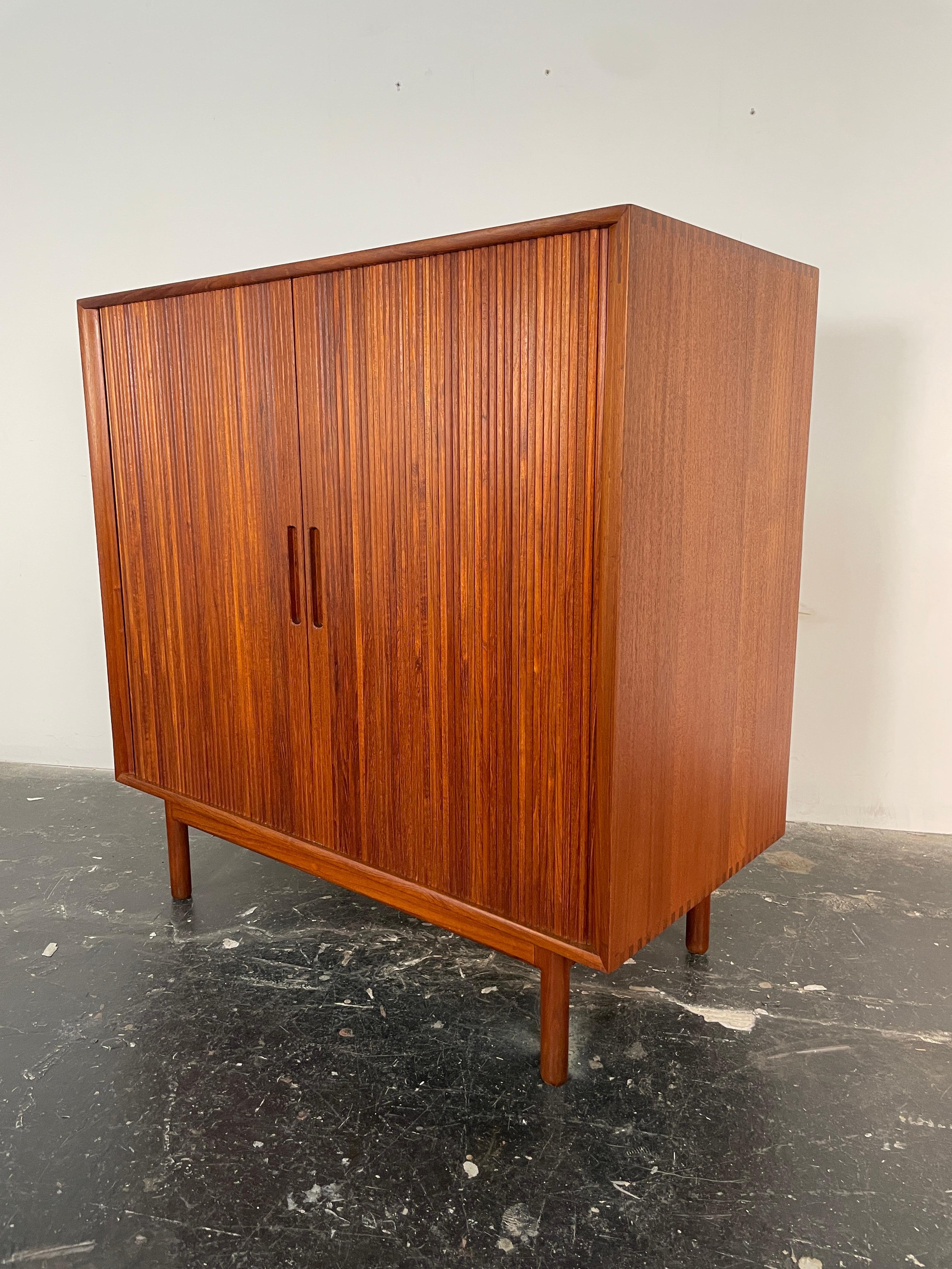 Armario alto con puerta de persiana Johannes Aasbjerg Dinamarca Circa 1950's en Bueno Estado en San Diego, CA