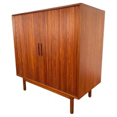 Armario alto con puerta de persiana Johannes Aasbjerg Dinamarca Circa 1950's