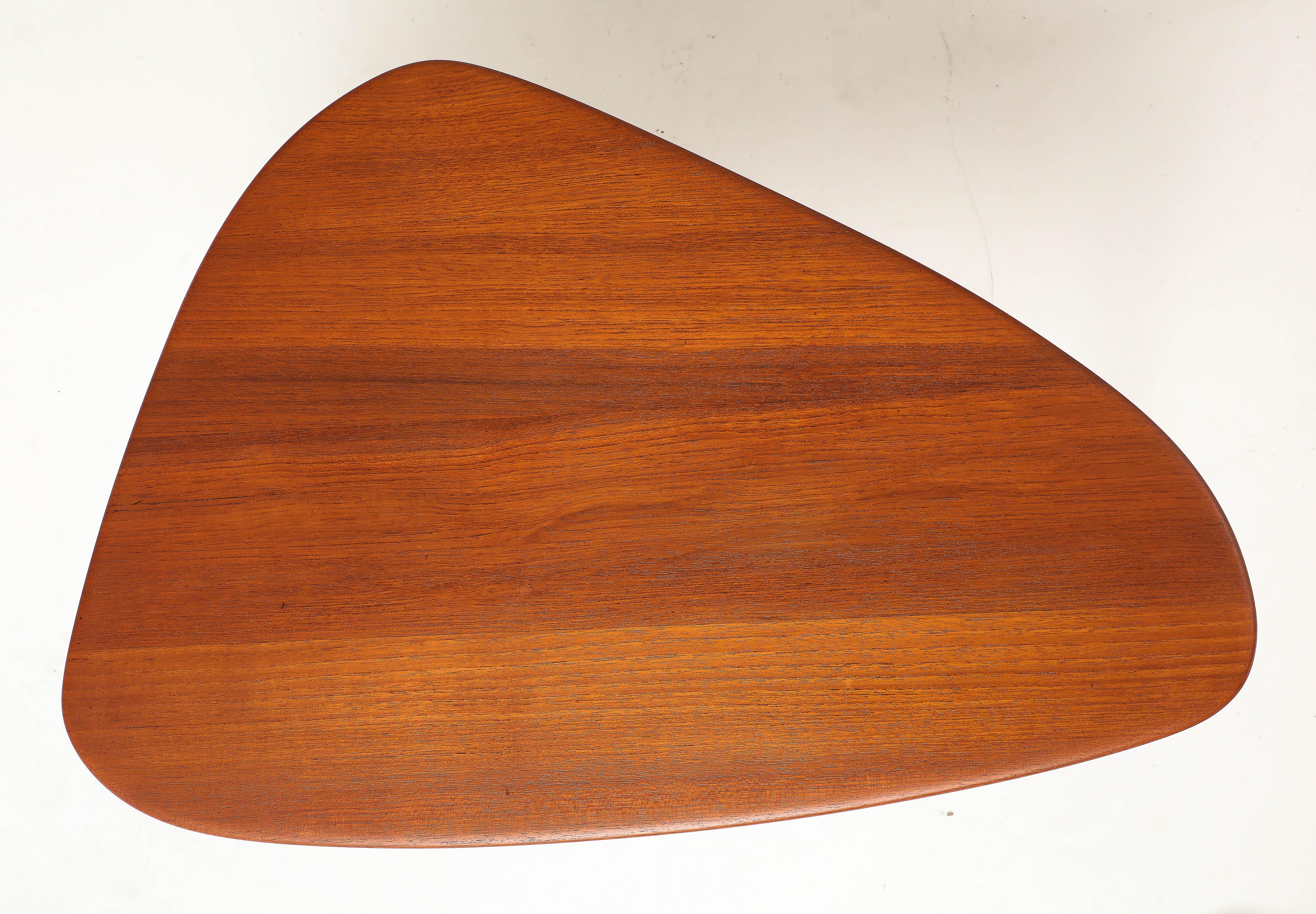 Johannes Aasbjerg Triangle Beistelltische aus Teakholz (Moderne der Mitte des Jahrhunderts) im Angebot