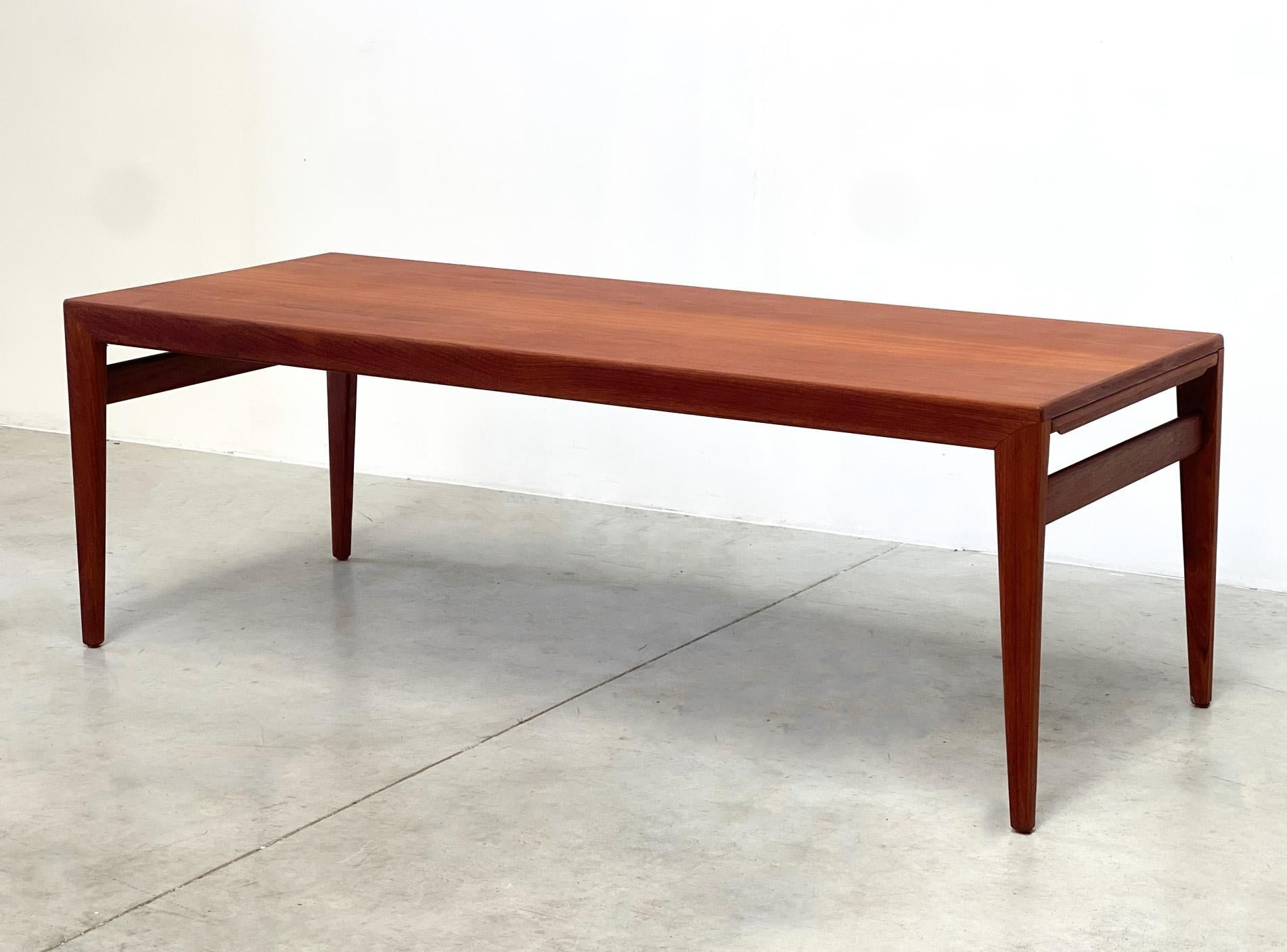 Johannes Anders Table basse
Très belle table basse polyvalente fabriquée au Danemark dans les années 70. La table a été conçue par l'un des plus célèbres designers danois, Johannes Anderssen. Johannes a conçu cette table pour l'usine Uldum