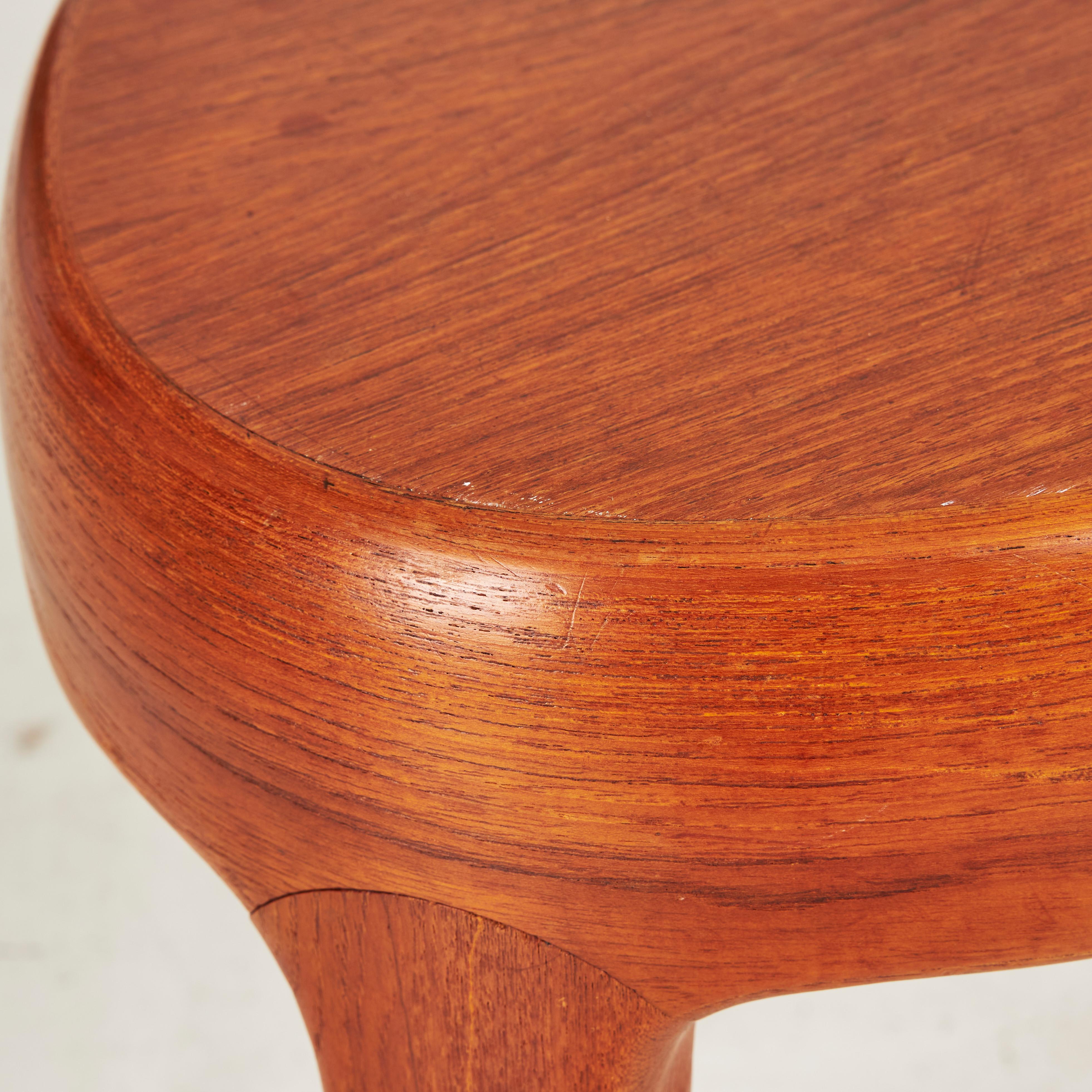 Johannes Andersen for Trensum, coffee table in Teak wood ,, model Capri. Curved form, double drawer in the apron, three downward tapering legs. Measures: Length 170 cm, width 67 cm, height 50 cm. Produced by Trensum in Denmark around 1960

Johannes