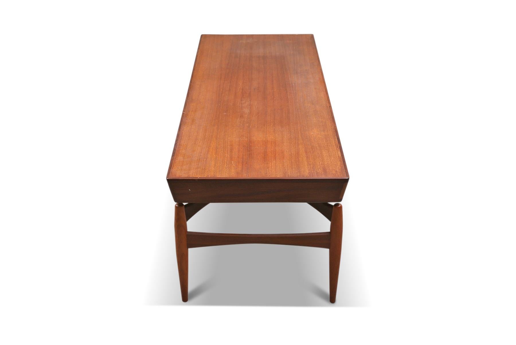 Mid-Century Modern Table basse en teck atomique avec tiroirs de Johannes Andersen en vente