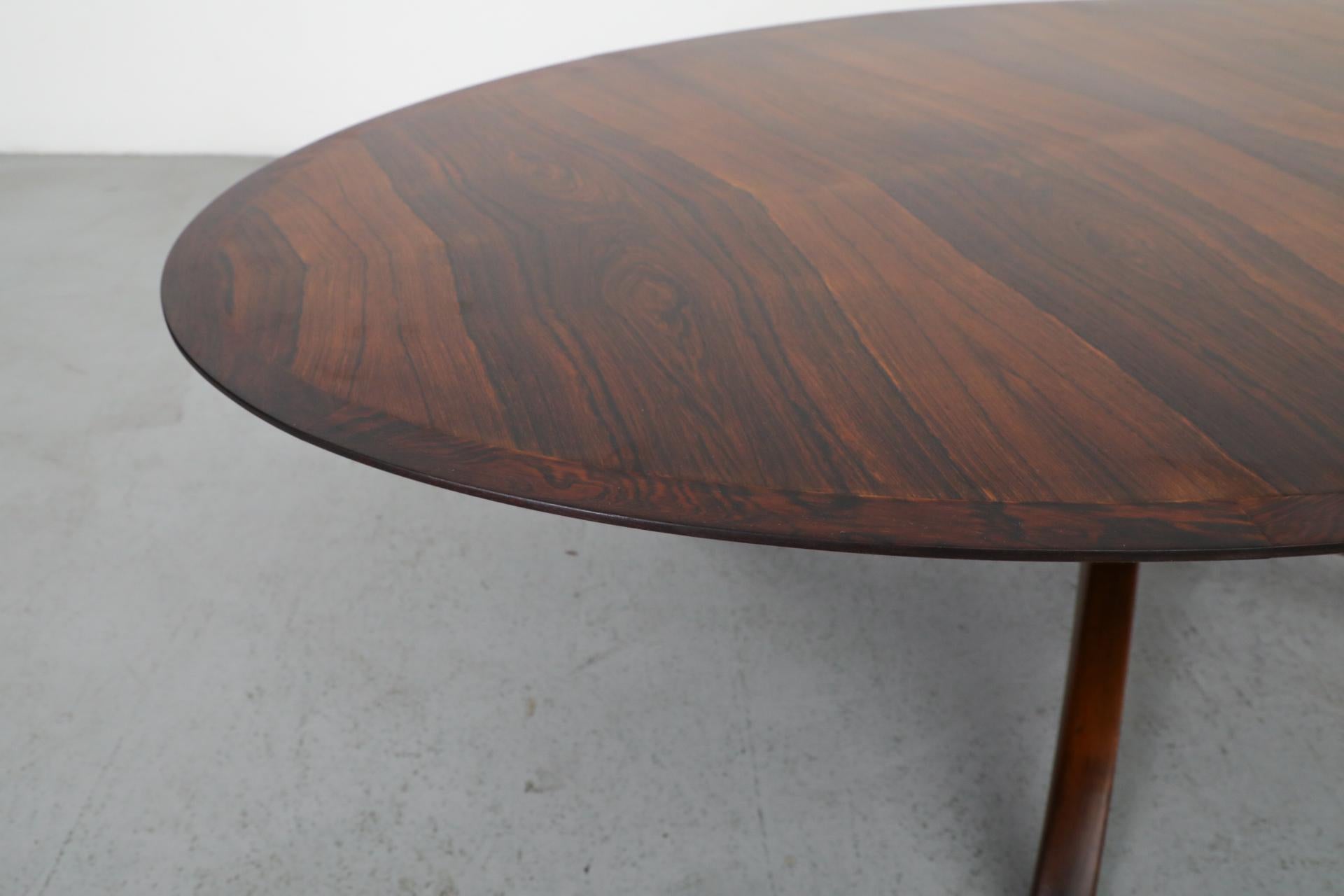 Table basse ovale en palissandre attribuée à Johannes Andersen avec base à piédestal en vente 3