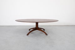Tavolino ovale in palissandro con base a piedistallo attribuito a Johannes Andersen