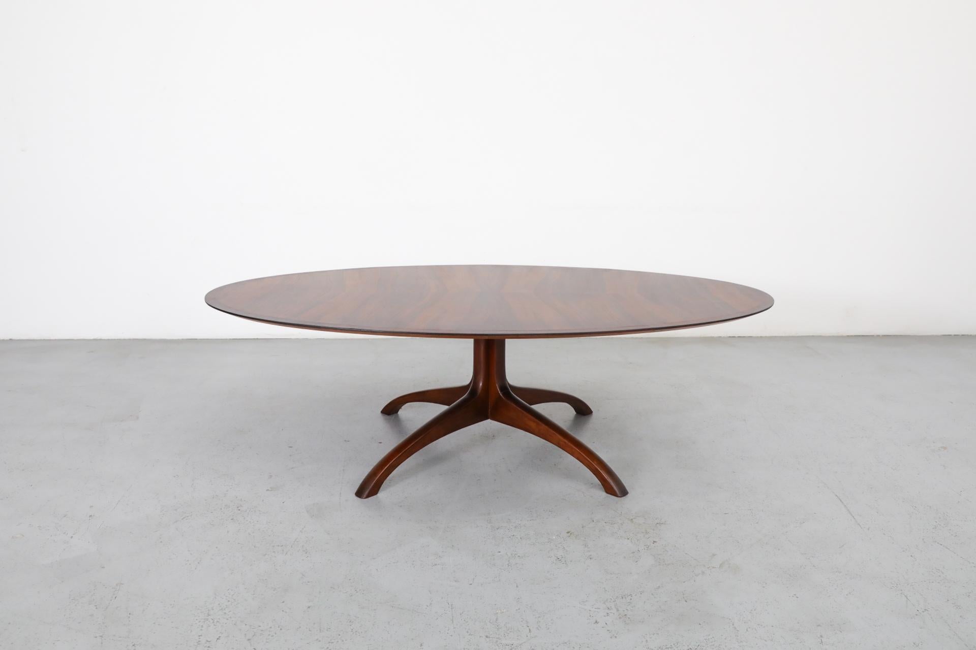 Mid-Century Modern Table basse ovale en palissandre attribuée à Johannes Andersen avec base à piédestal en vente