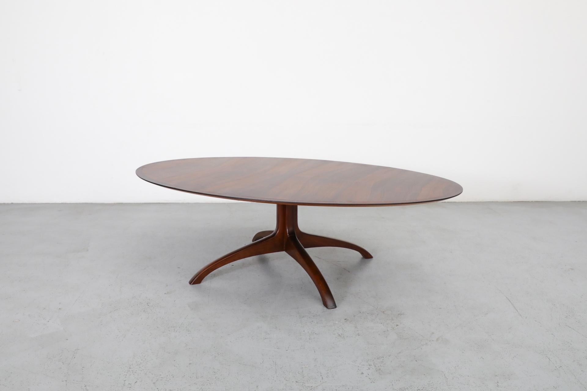 Danois Table basse ovale en palissandre attribuée à Johannes Andersen avec base à piédestal en vente
