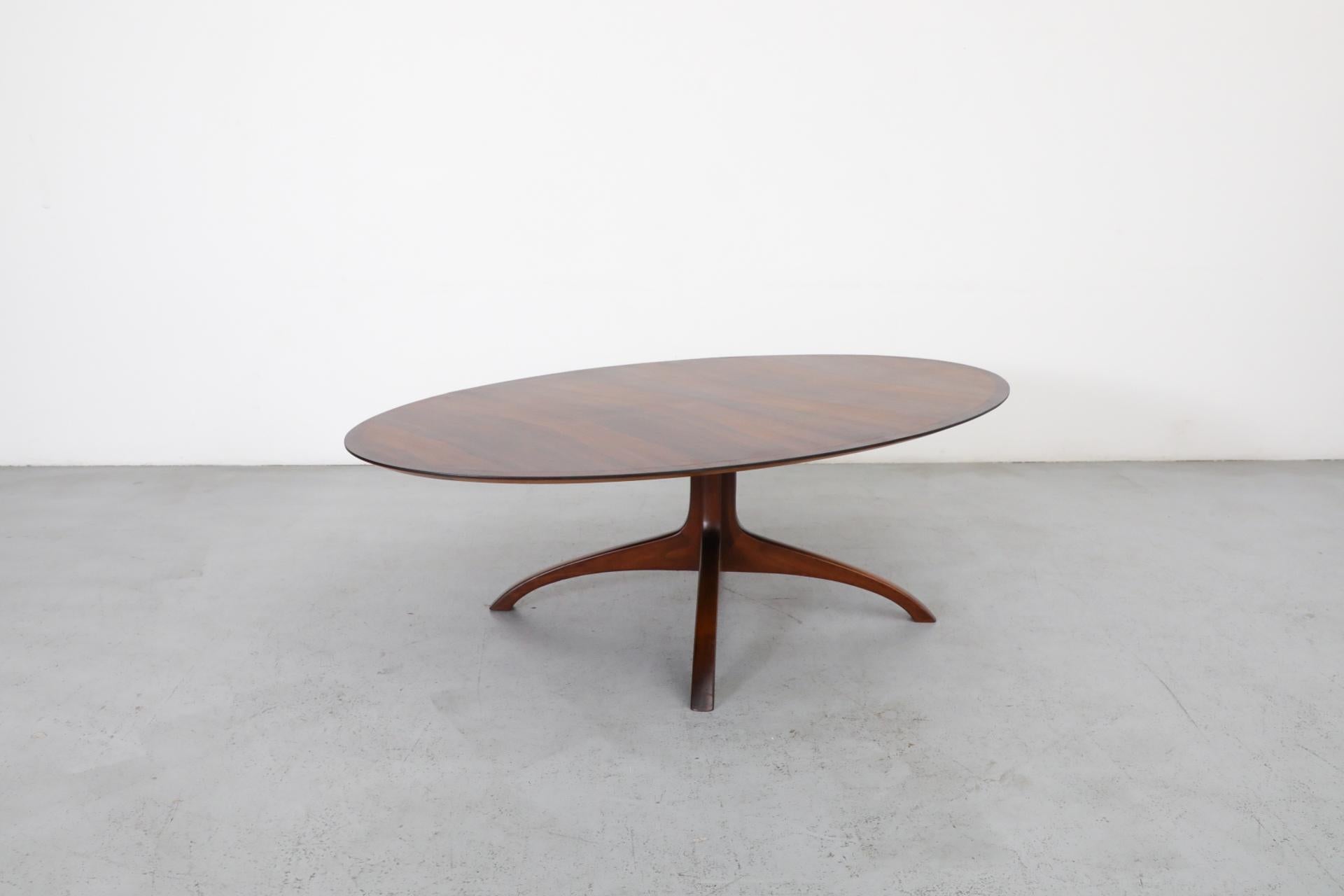 20ième siècle Table basse ovale en palissandre attribuée à Johannes Andersen avec base à piédestal en vente