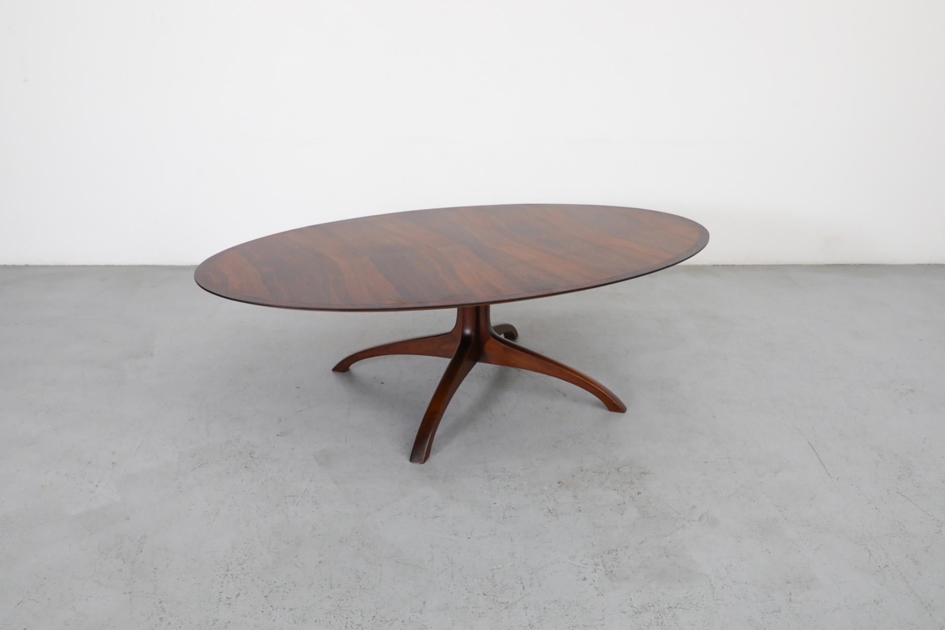 Bois de rose Table basse ovale en palissandre attribuée à Johannes Andersen avec base à piédestal en vente