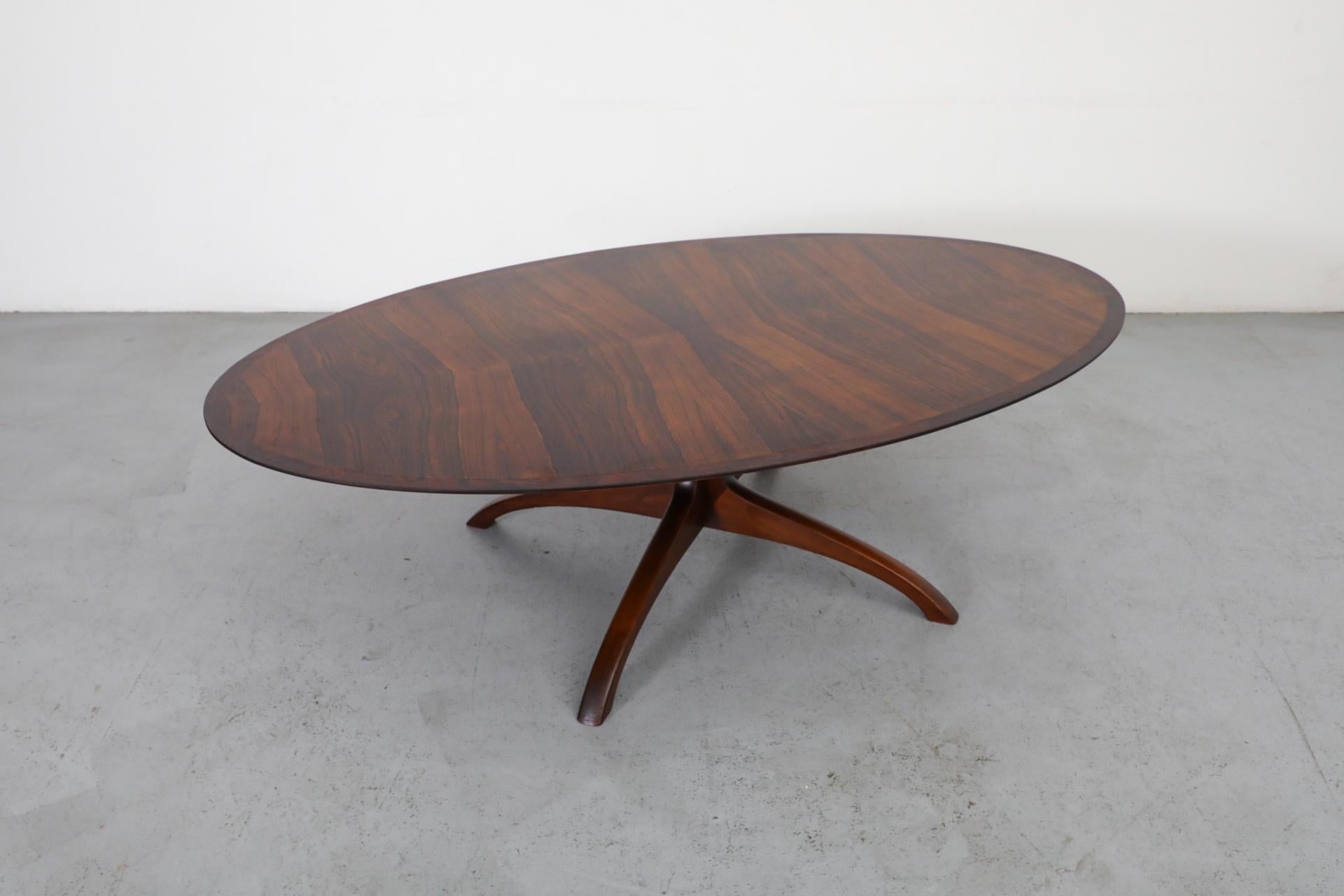 Table basse ovale en palissandre attribuée à Johannes Andersen avec base à piédestal en vente 1