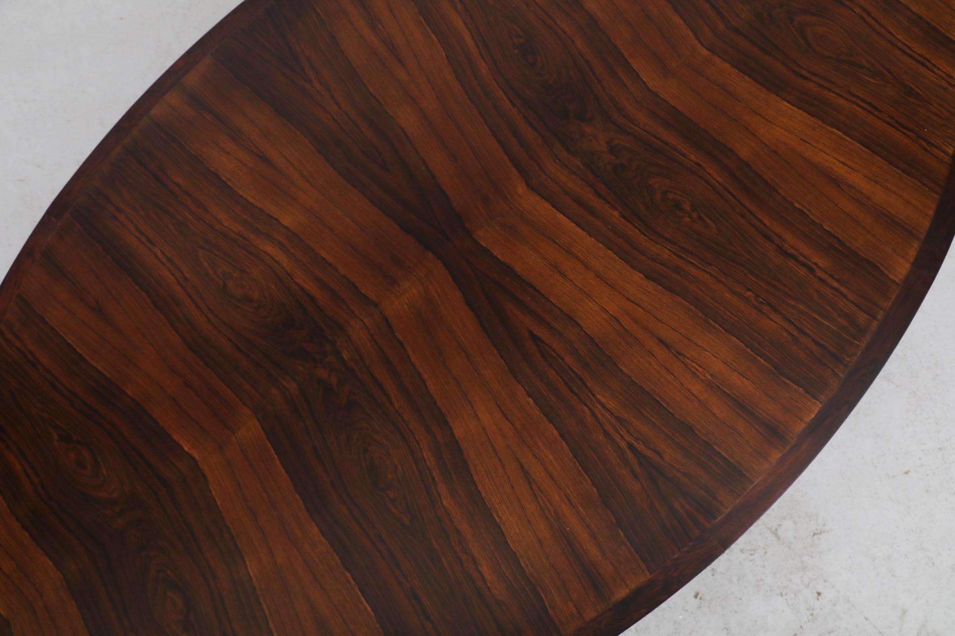 Table basse ovale en palissandre attribuée à Johannes Andersen avec base à piédestal en vente 2