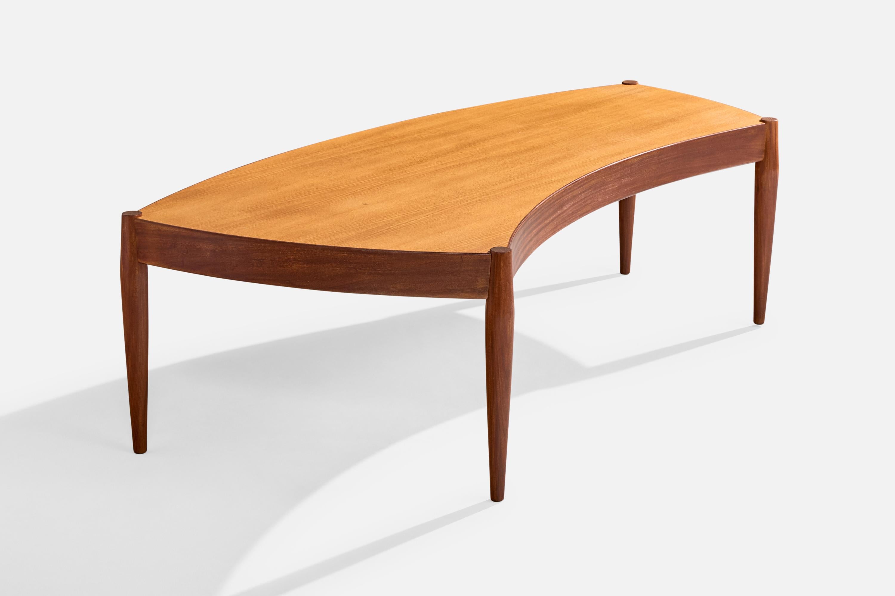 Table basse en teck attribuée à Johannes Andersen pour Transom, Suède, c.1950.

Perte de placage de 0,75