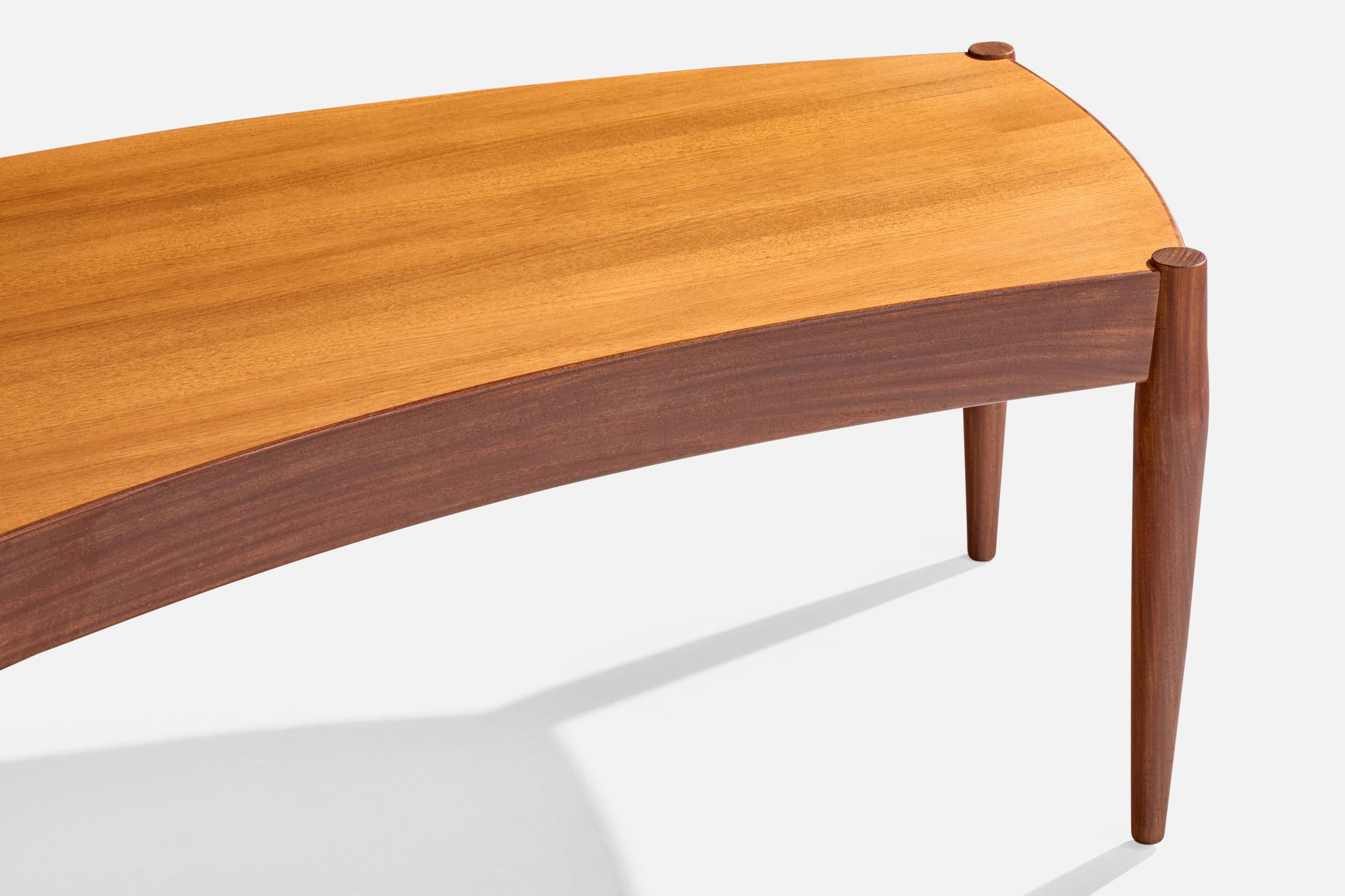 Johannes Andersen Attribution, table basse, teck, Suède, années 1950 Bon état - En vente à High Point, NC