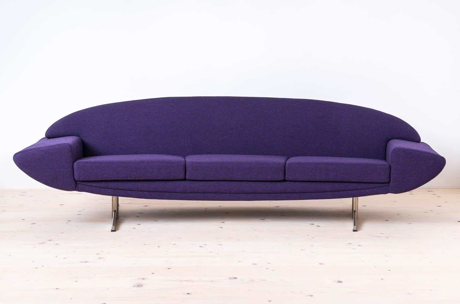 Dieses Sofa wurde von AB Trensums Fåtöljfabrik aus Schweden um 1950/1960 nach dem Entwurf von Johannes Andersen hergestellt. Wie die meisten Möbel aus Skandinavien wurden sie mit großer Sorgfalt und Genauigkeit hergestellt, was wir während des