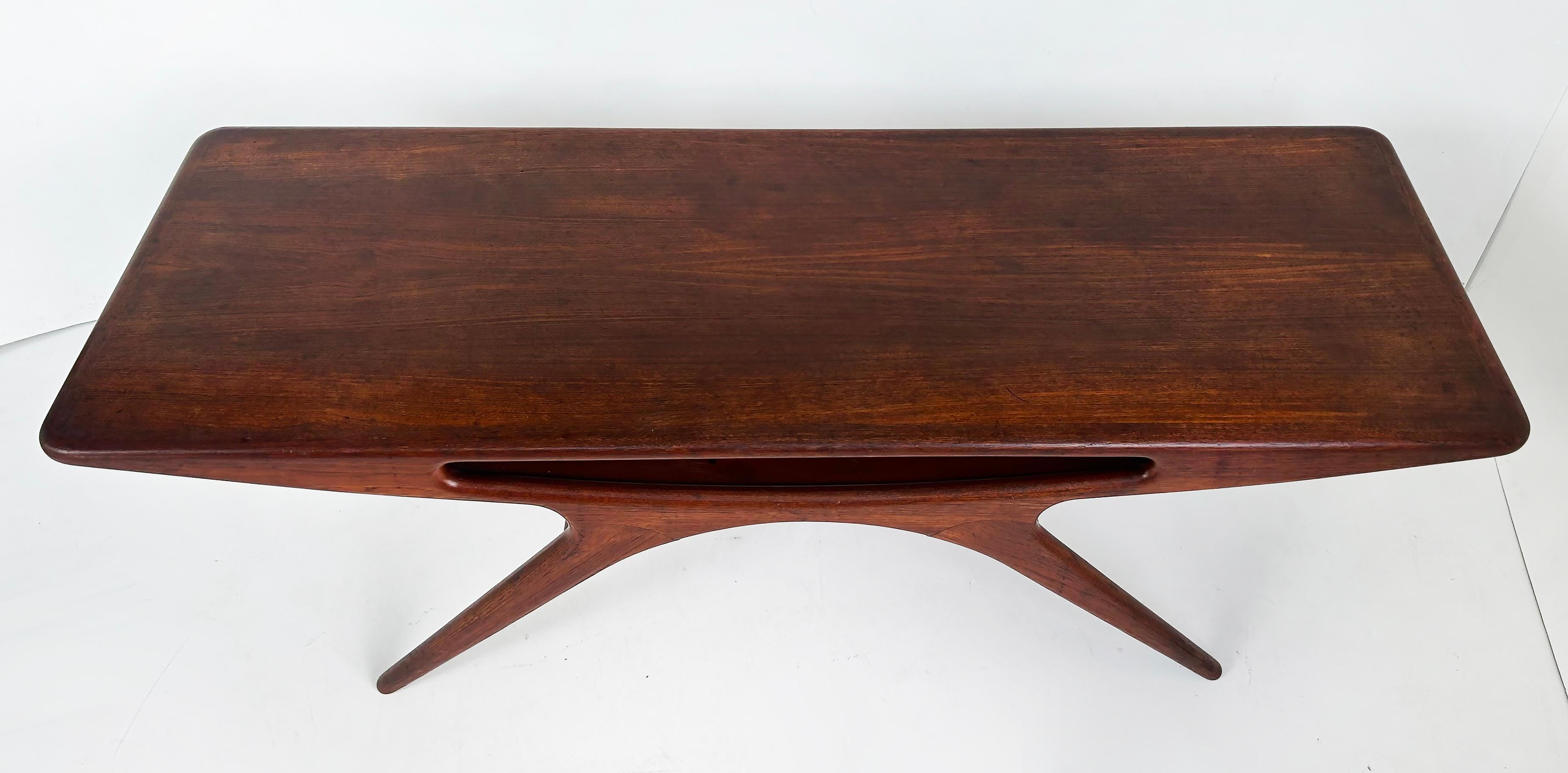 Johannes Andersen CFC Silkebørg Smile Coffee Table, 1950s Denmark 


Offered for sale is a teak 
