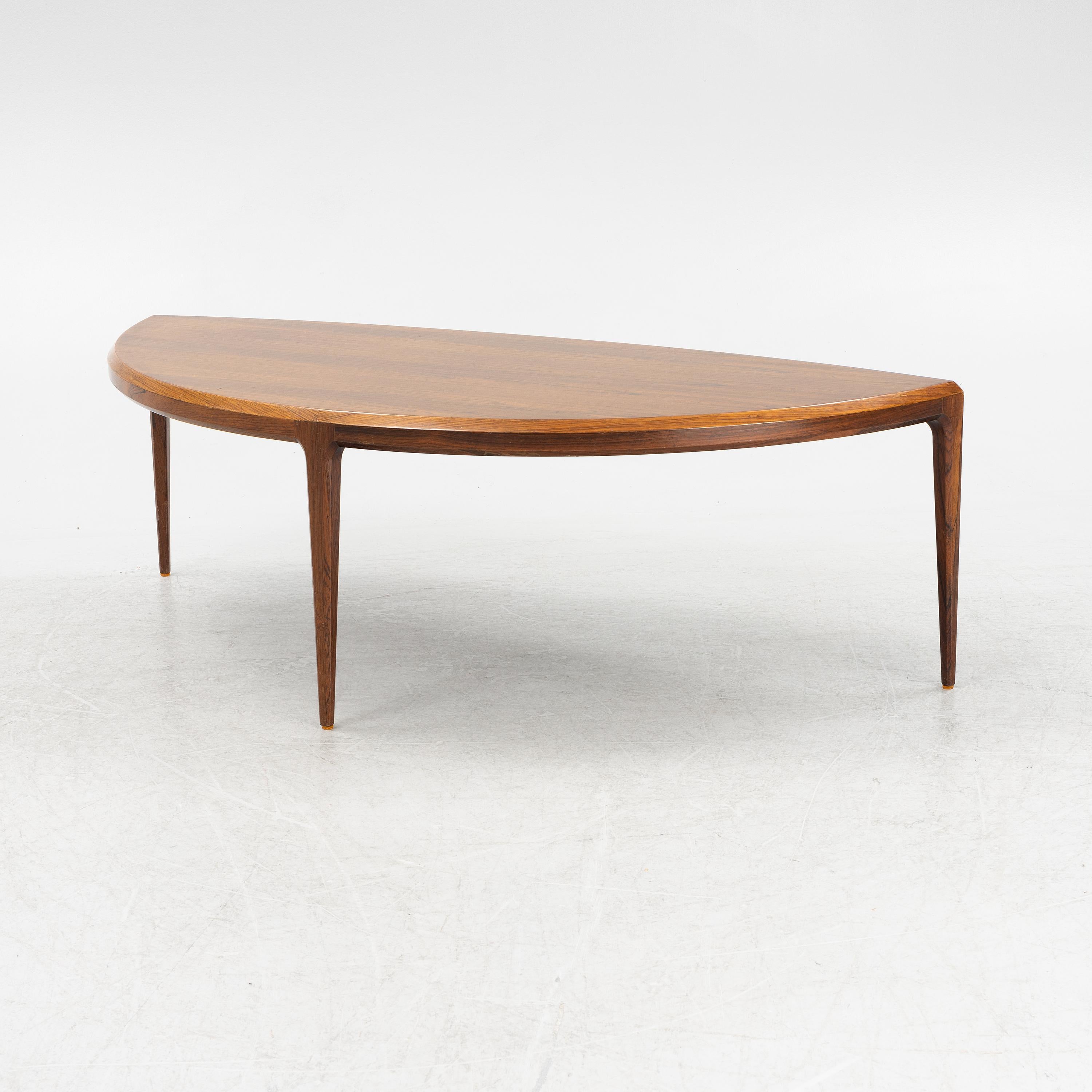 Organic shaped coffee table with tapered solid wood legs, designed in the 1060s by Johannes Andersen for CFC Silkeborg in Denmark. Very good original condition.