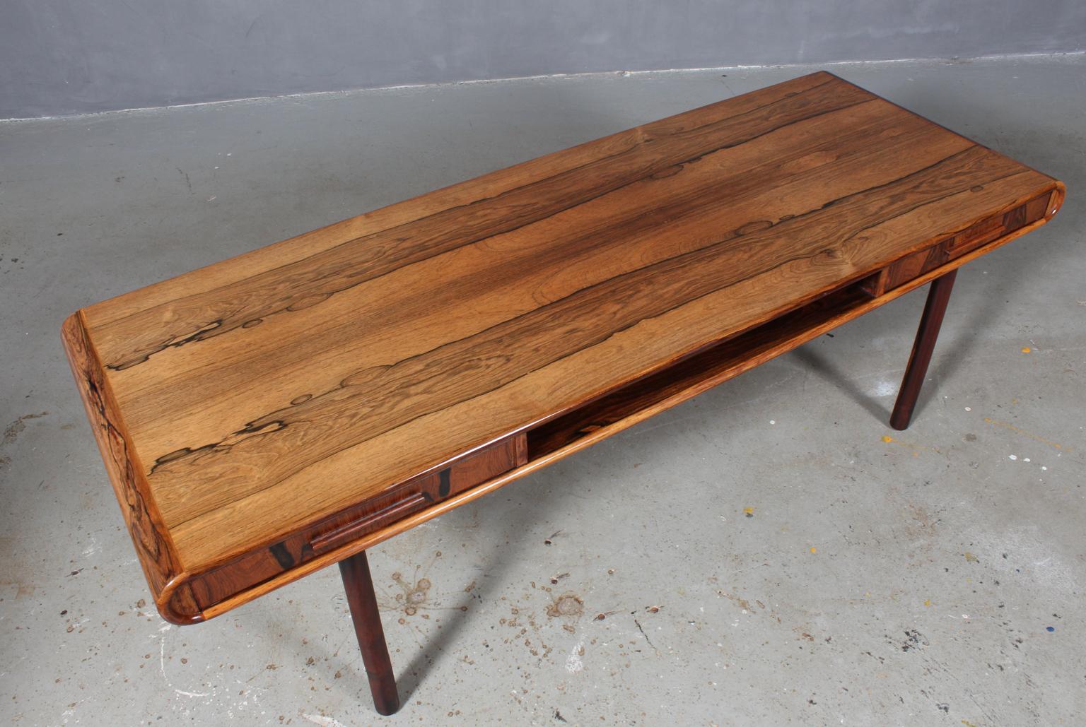 Johannes Andersen coffee table in veneered rosewood.

Two drawers.
  