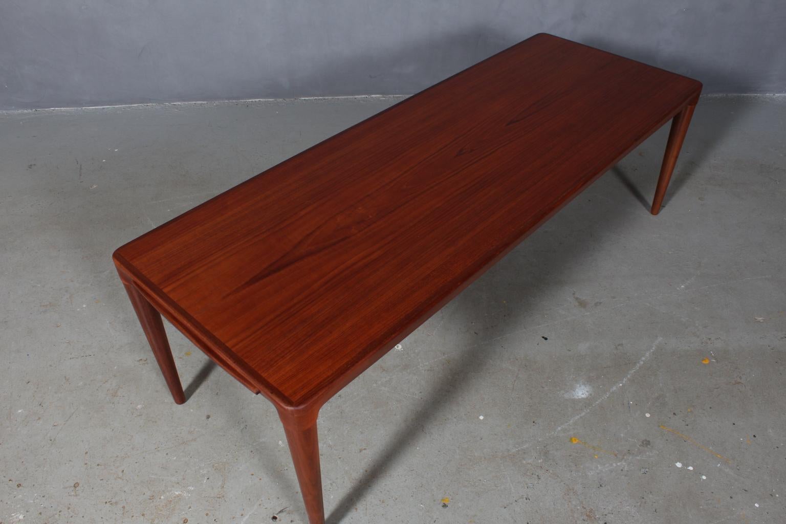 Johannes Andersen coffee table in partly solid teak.

One extension leaf with black Formica.
  