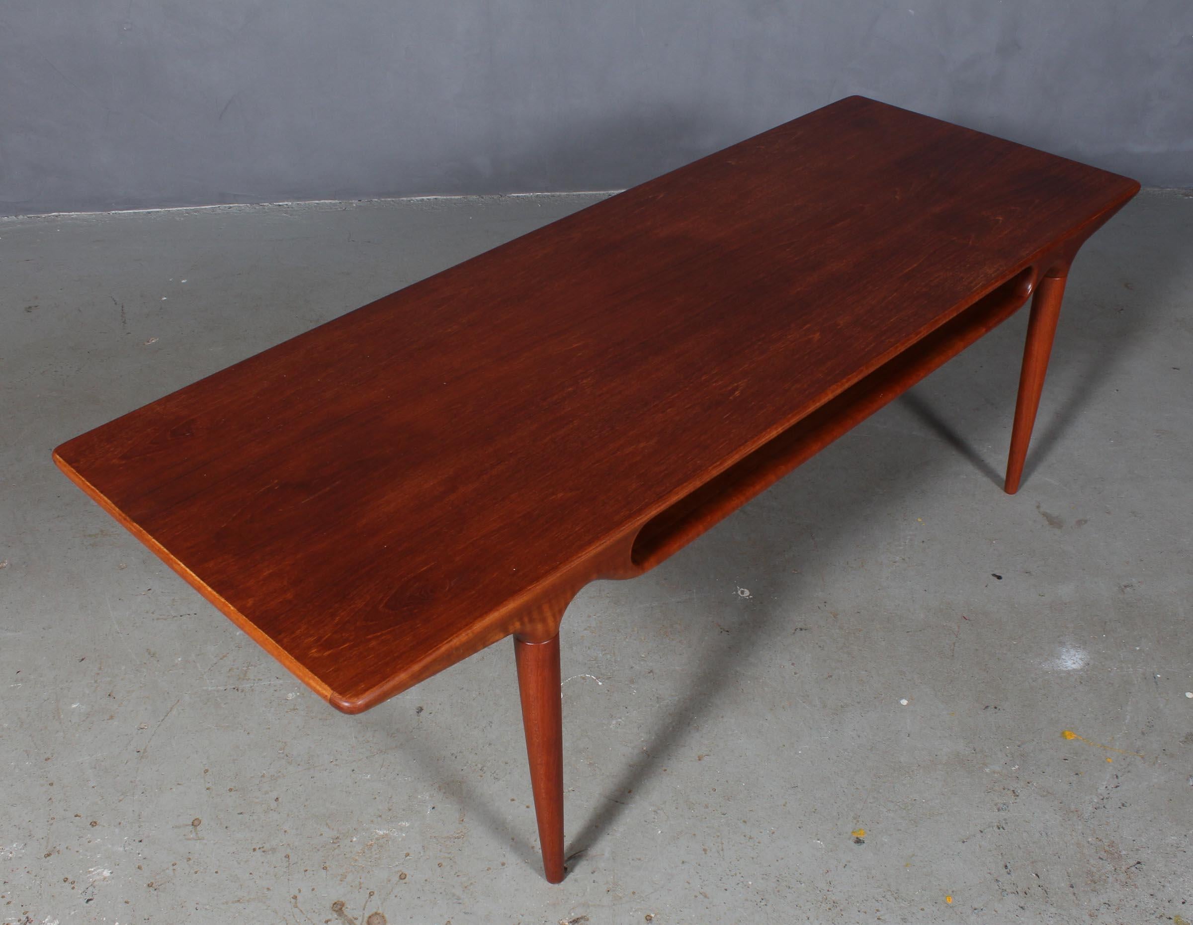 Johannes Andersen coffee table in partly solid teak.

Shelf underneath

Made by CFC.