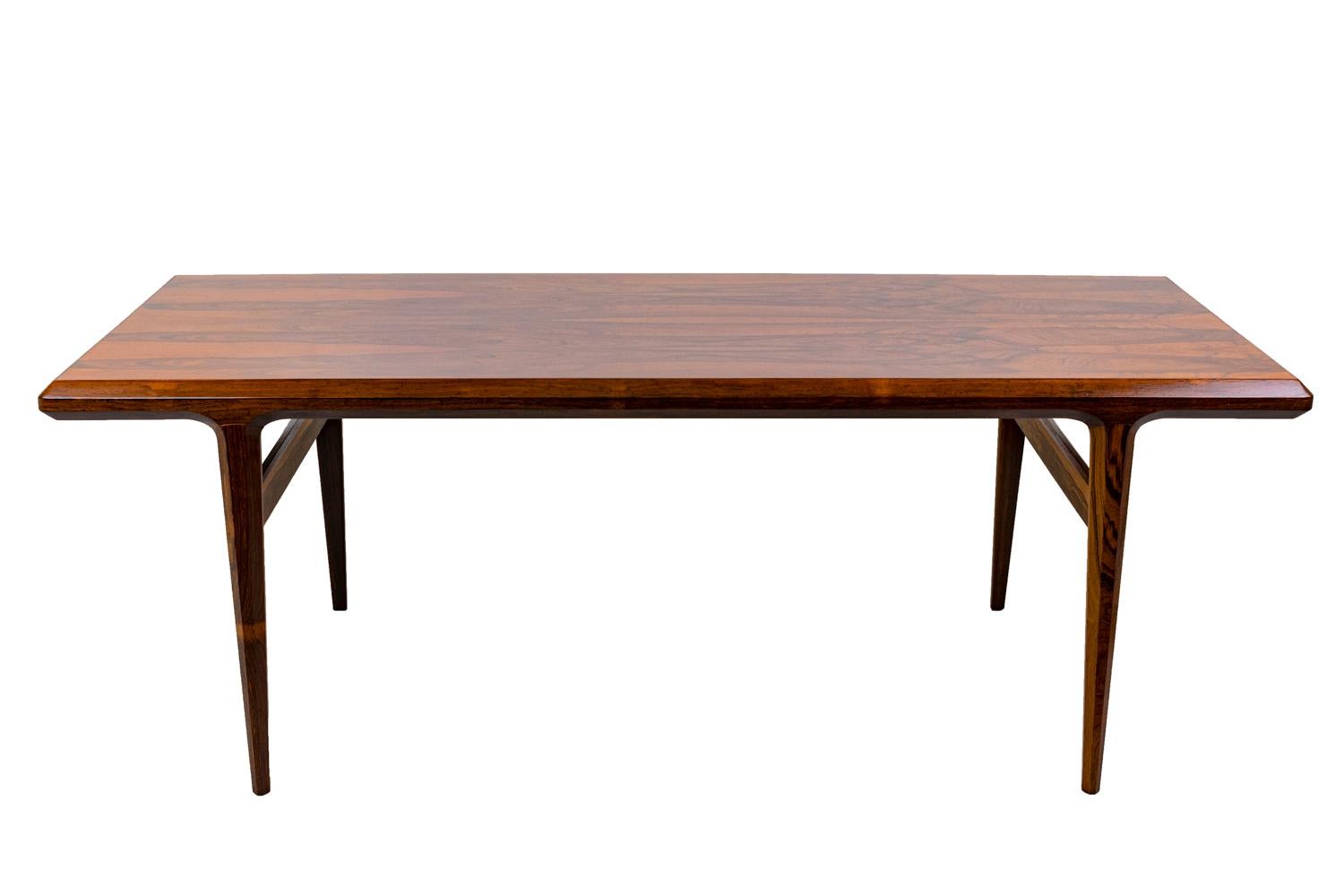 Johannes Andersen, attributed to.
Coffee table in rosewood standing on four legs linked two by two by stretchers. Rectangular tray with a movable black lacquered writing leaf on one side.

Work realized in the 1960s.

Johannes Andersen