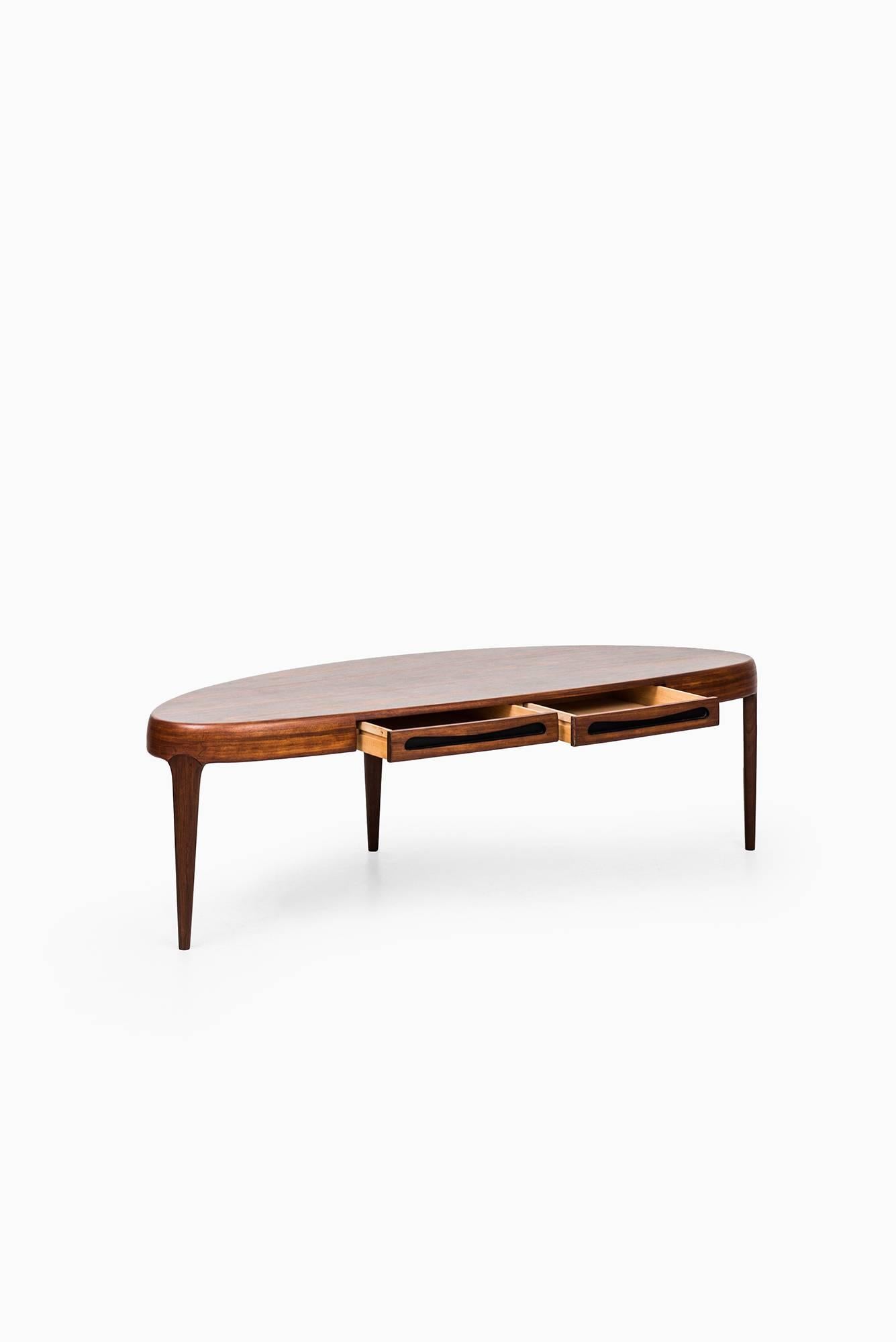 Mahogany Johannes Andersen Coffee Table Model Capri by Trensum Möbelfabrik in Sweden