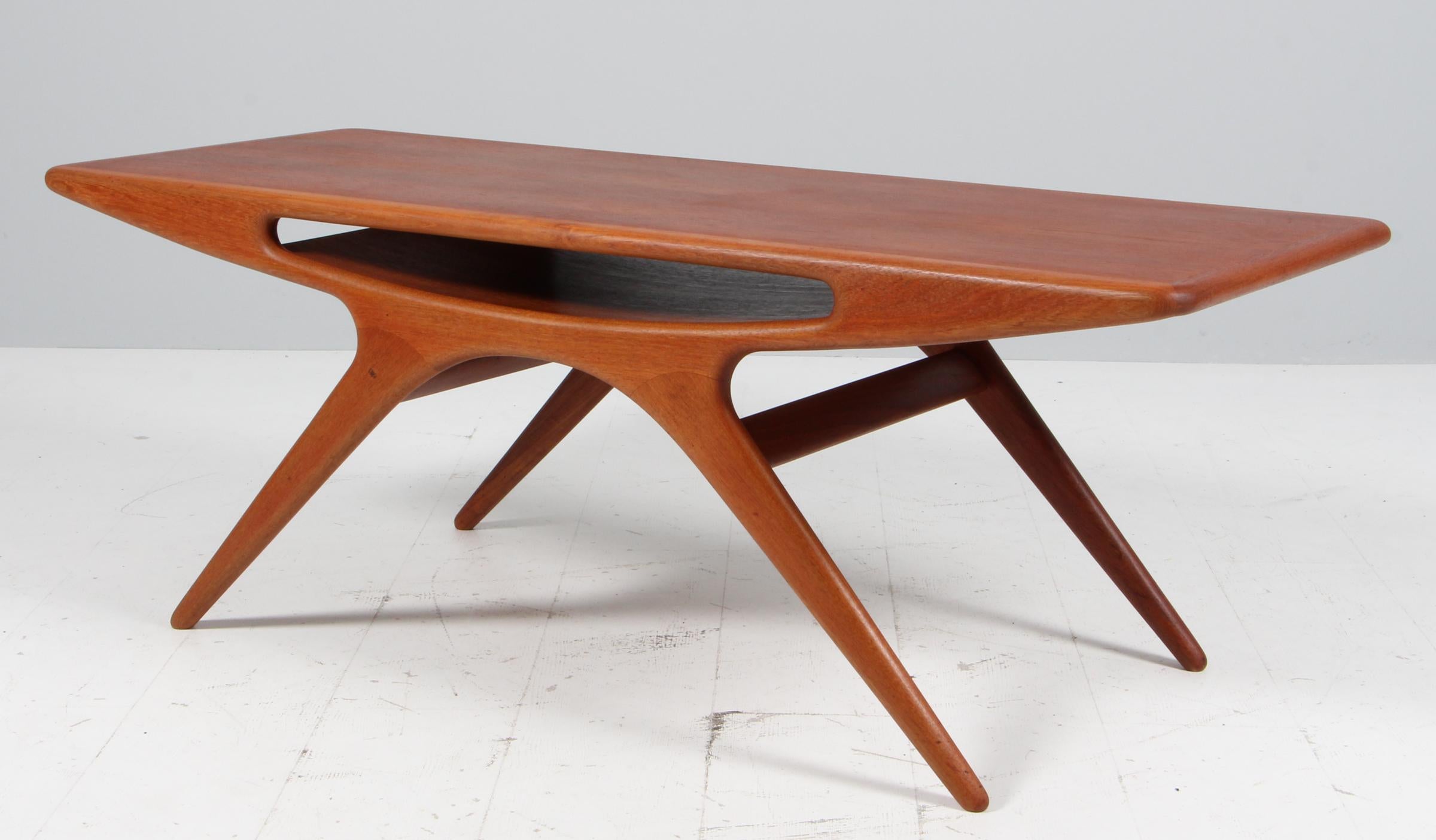 Mesa Smile, Smilebordet, mesa UFO o mesa Smiling diseñada por Johannes Andersen. Producido por CFC Silkeborg en Dinamarca.

