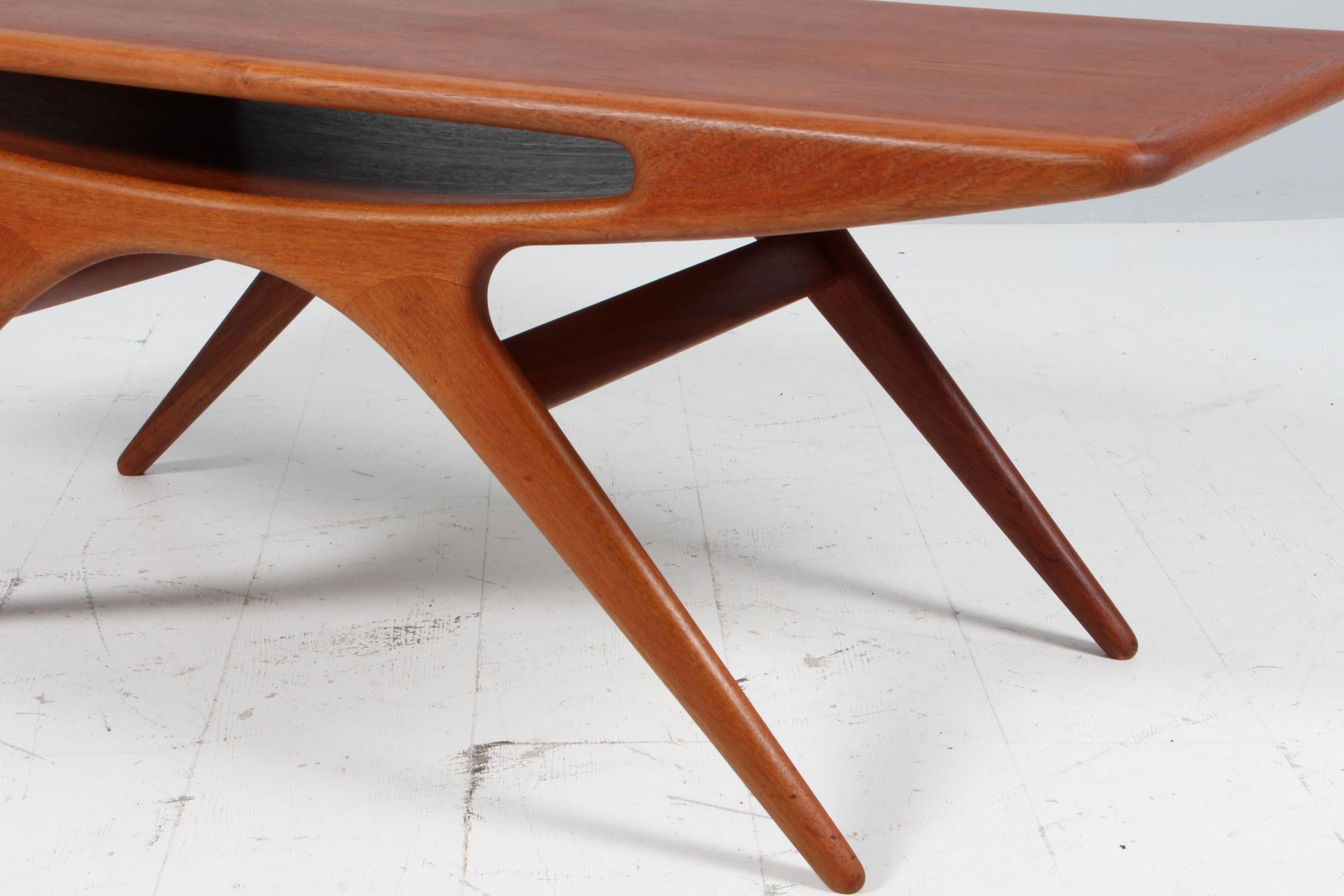 Mesa baja Johannes Andersen Fabricada por CFC Silkeborg en Dinamarca mediados del siglo XX en venta