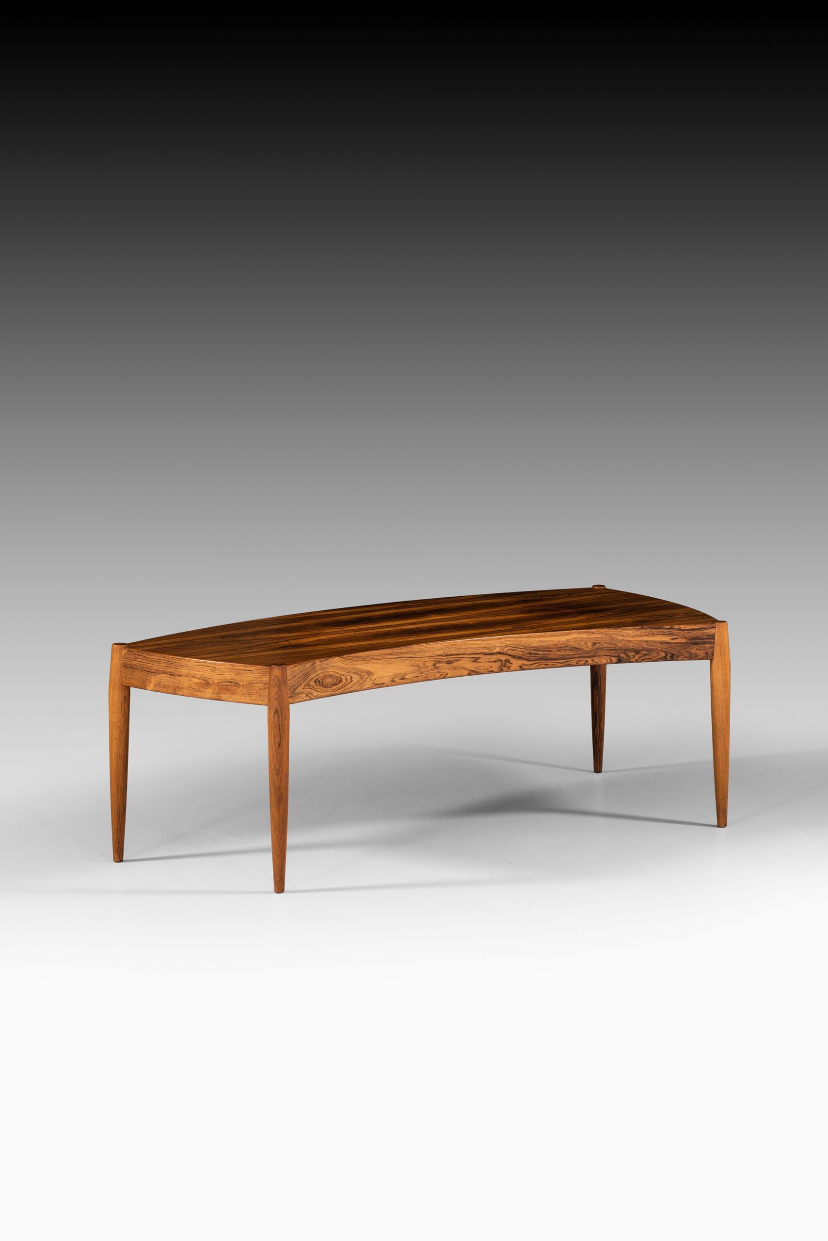 Scandinave moderne Table basse Johannes Andersen produite par Trensum en Suède en vente