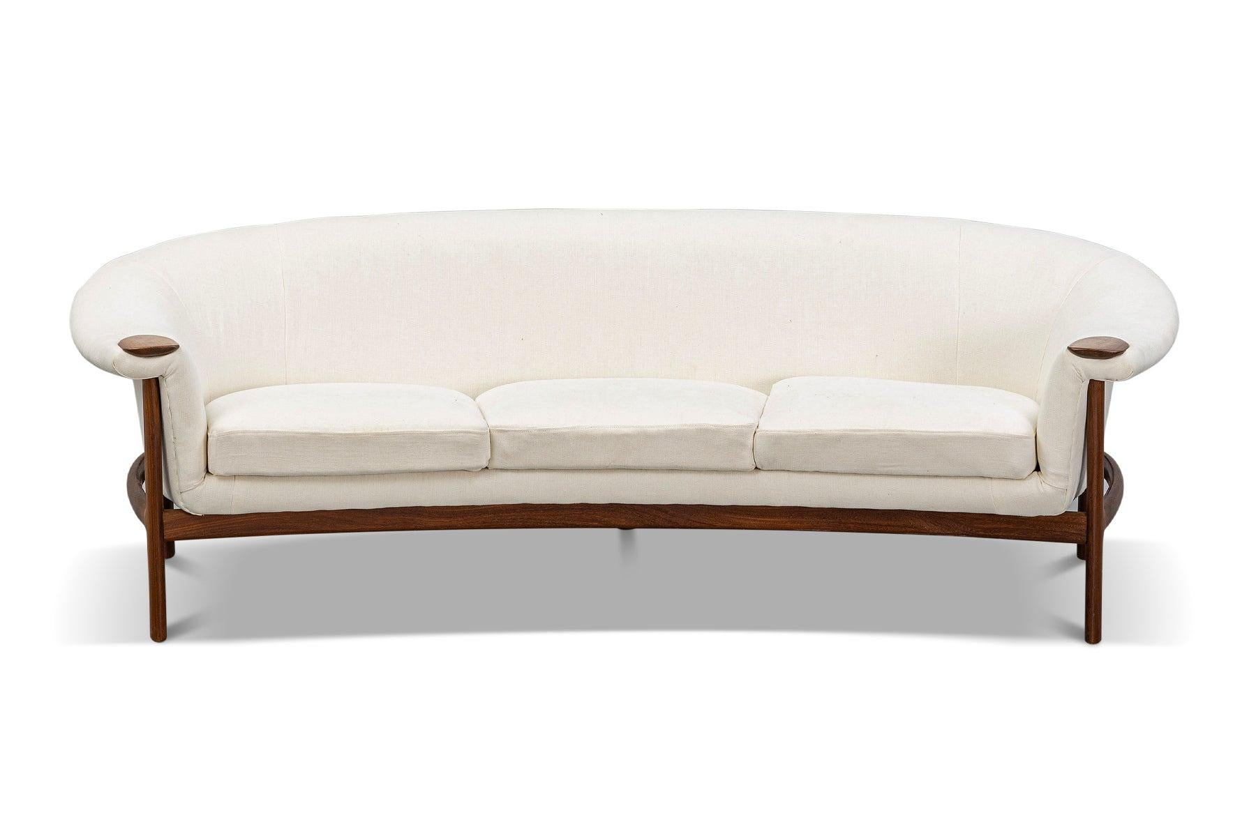 Origine : Danemark
Designer : Johannes Andersen
Fabricant : Trensum Møbelfabrik
Époque : 1950
MATERIAL : Noyer, laine
Dimensions : 83,5 ? de large

Condit : Cadre en excellent état d'origine. Le tissu présente des traces d'usure. Le prix