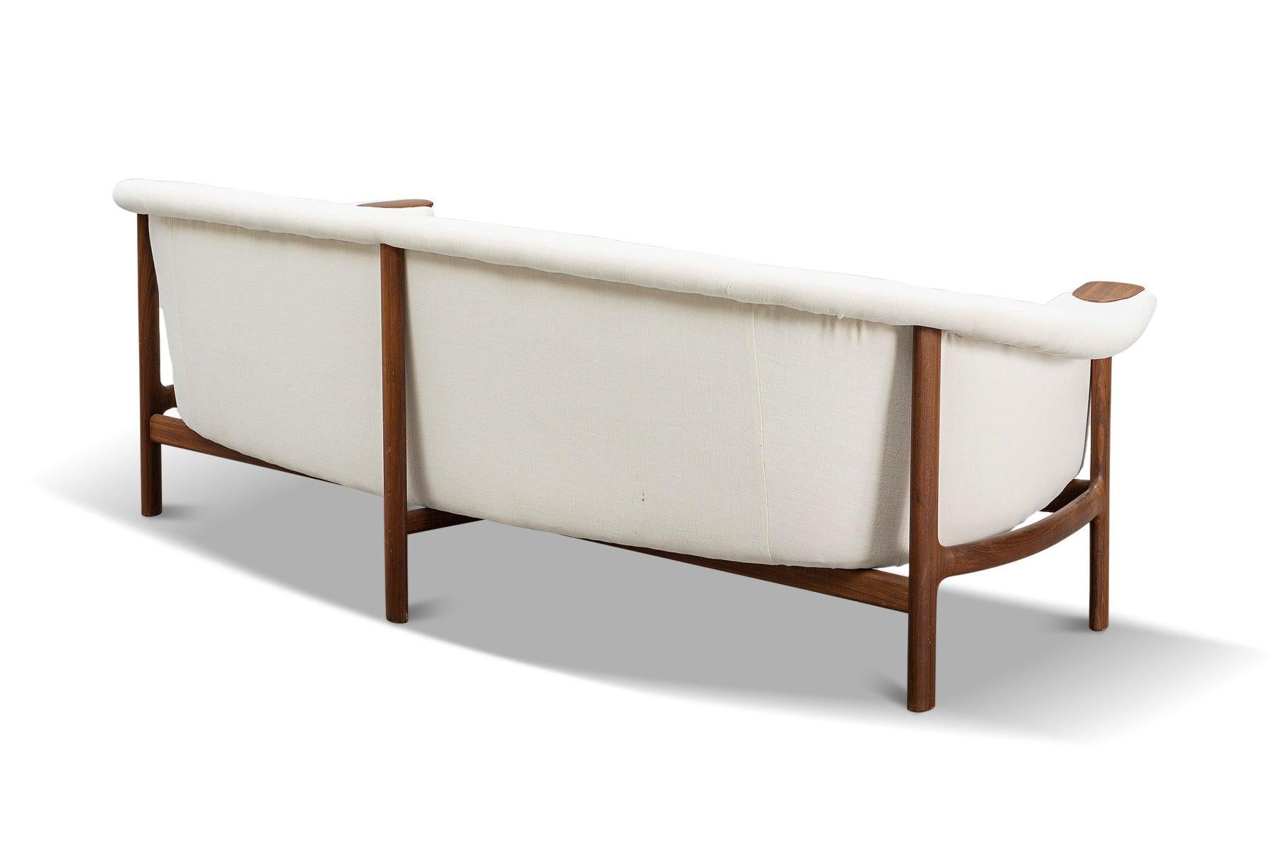 Johannes Andersen, geschwungenes dänisches modernes Sofa aus Nussbaumholz (Moderne der Mitte des Jahrhunderts) im Angebot