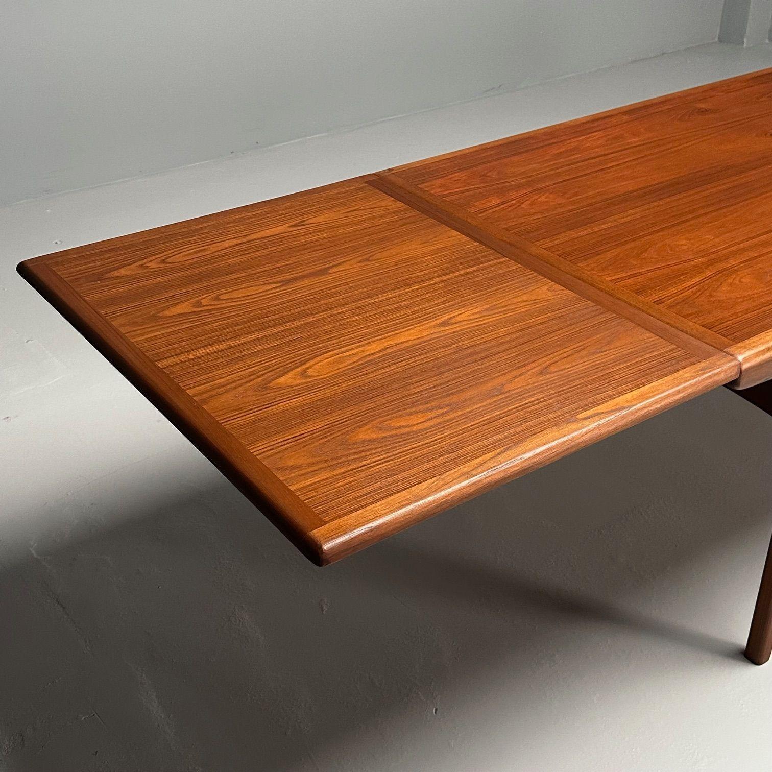 Wood Johannes Andersen, Danish Mid-Century Modern, Dining Table, Teak, Denmark, 1960s For Sale