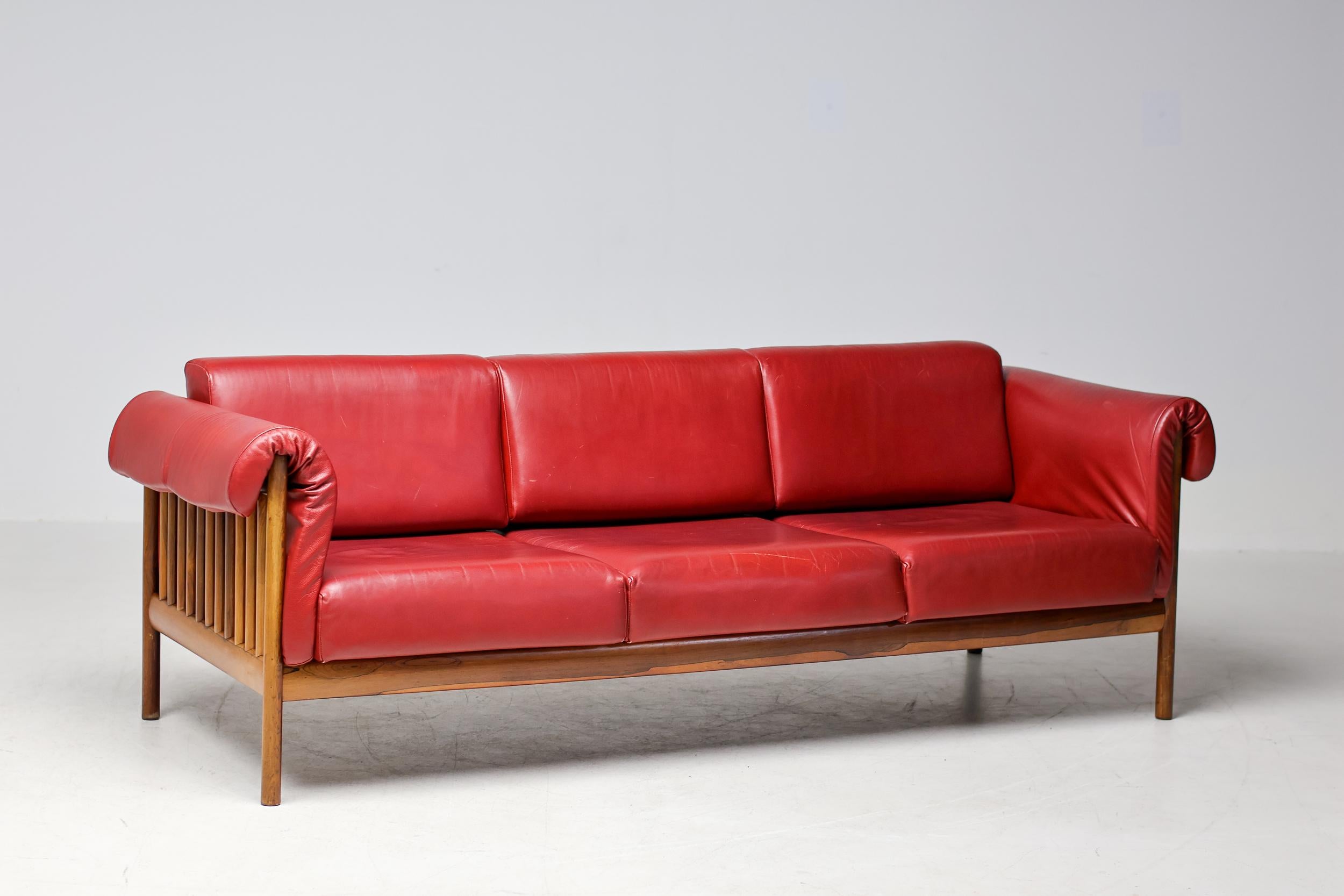 Johannes Andersen Dänisches Mid Century Modernes Rosenholzsofa in Bordeaux Leder im Angebot 5