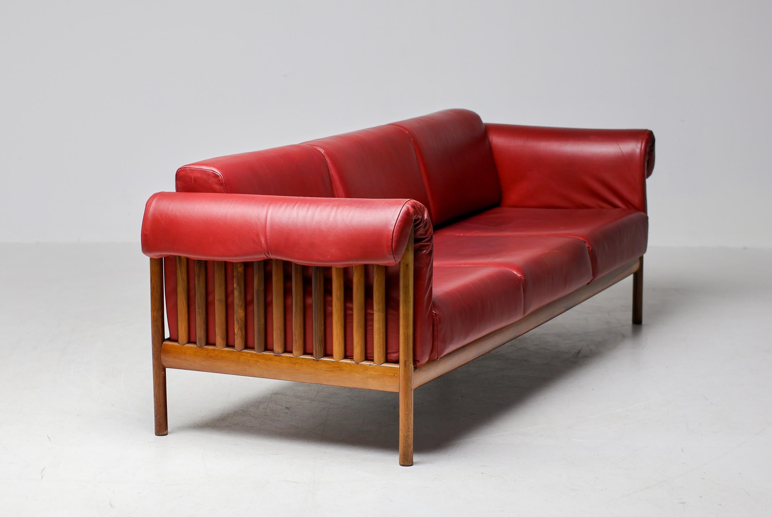 Johannes Andersen Dänisches Mid Century Modernes Rosenholzsofa in Bordeaux Leder im Angebot 6