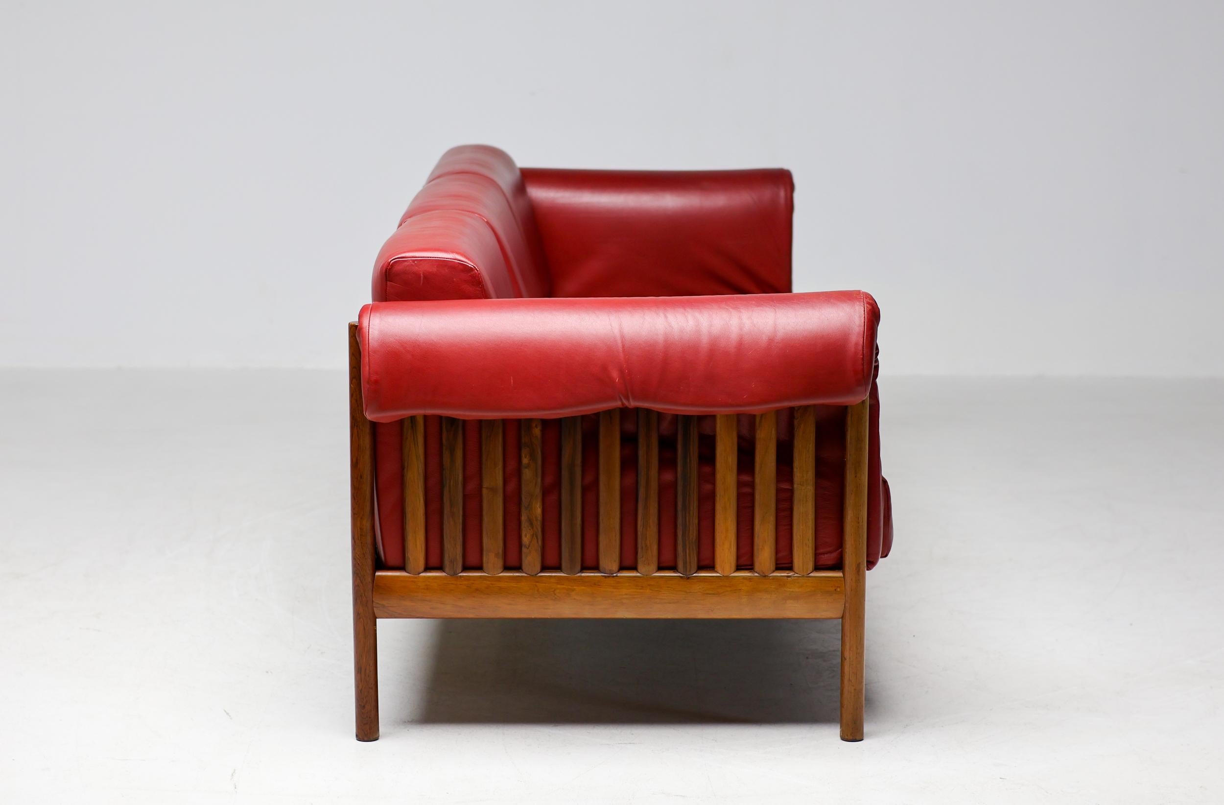 Johannes Andersen Dänisches Mid Century Modernes Rosenholzsofa in Bordeaux Leder im Angebot 7