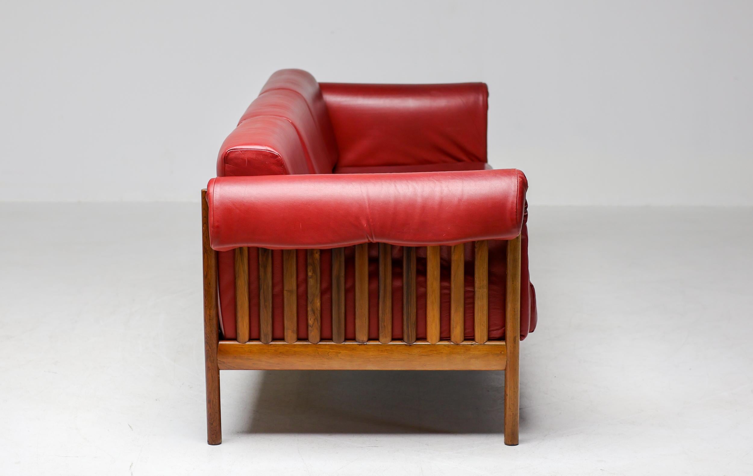 Johannes Andersen Dänisches Mid Century Modernes Rosenholzsofa in Bordeaux Leder im Angebot 8