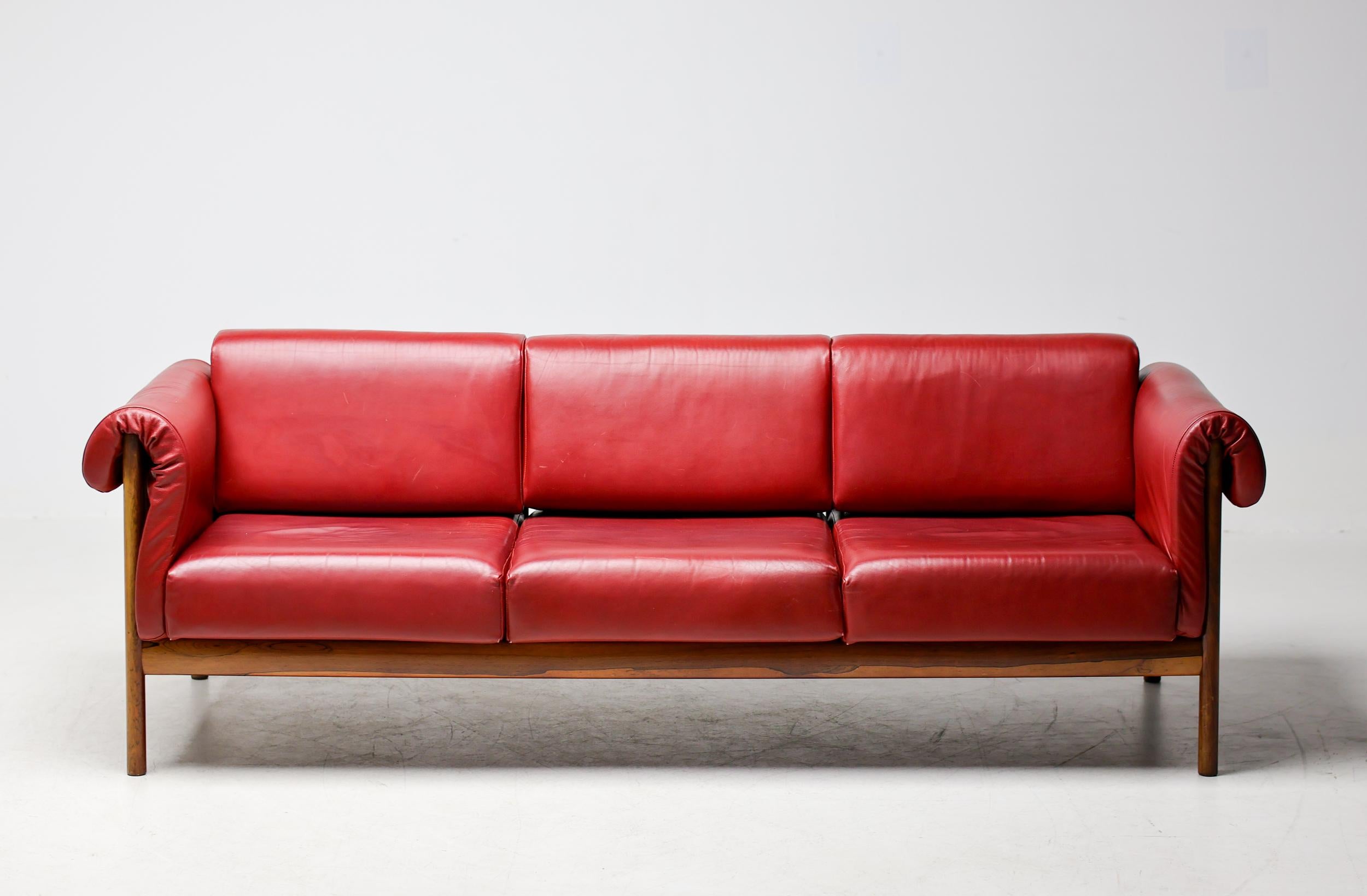 Johannes Andersen Dänisches Mid Century Modernes Rosenholzsofa in Bordeaux Leder im Angebot 9