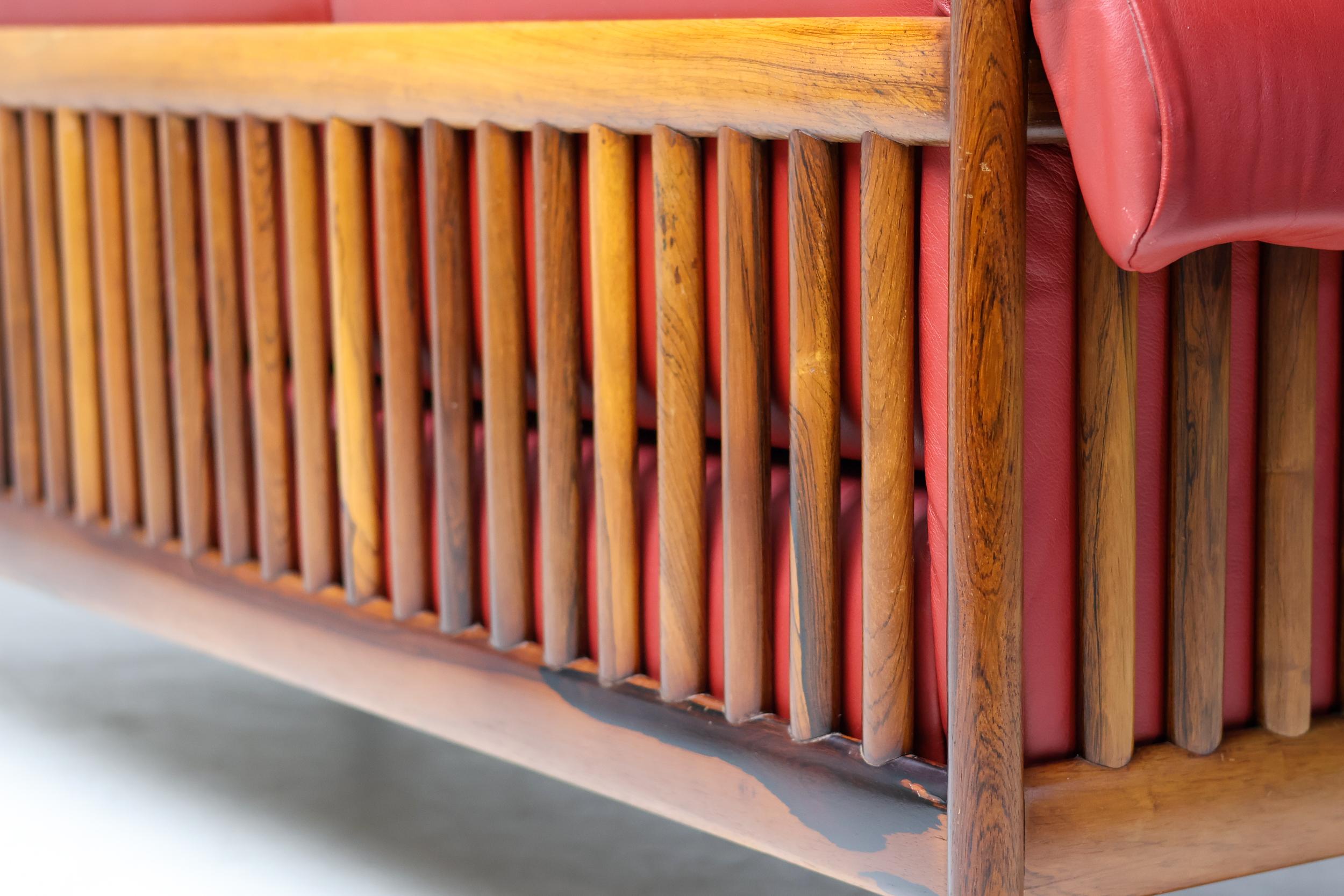 Johannes Andersen Dänisches Mid Century Modernes Rosenholzsofa in Bordeaux Leder im Angebot 11