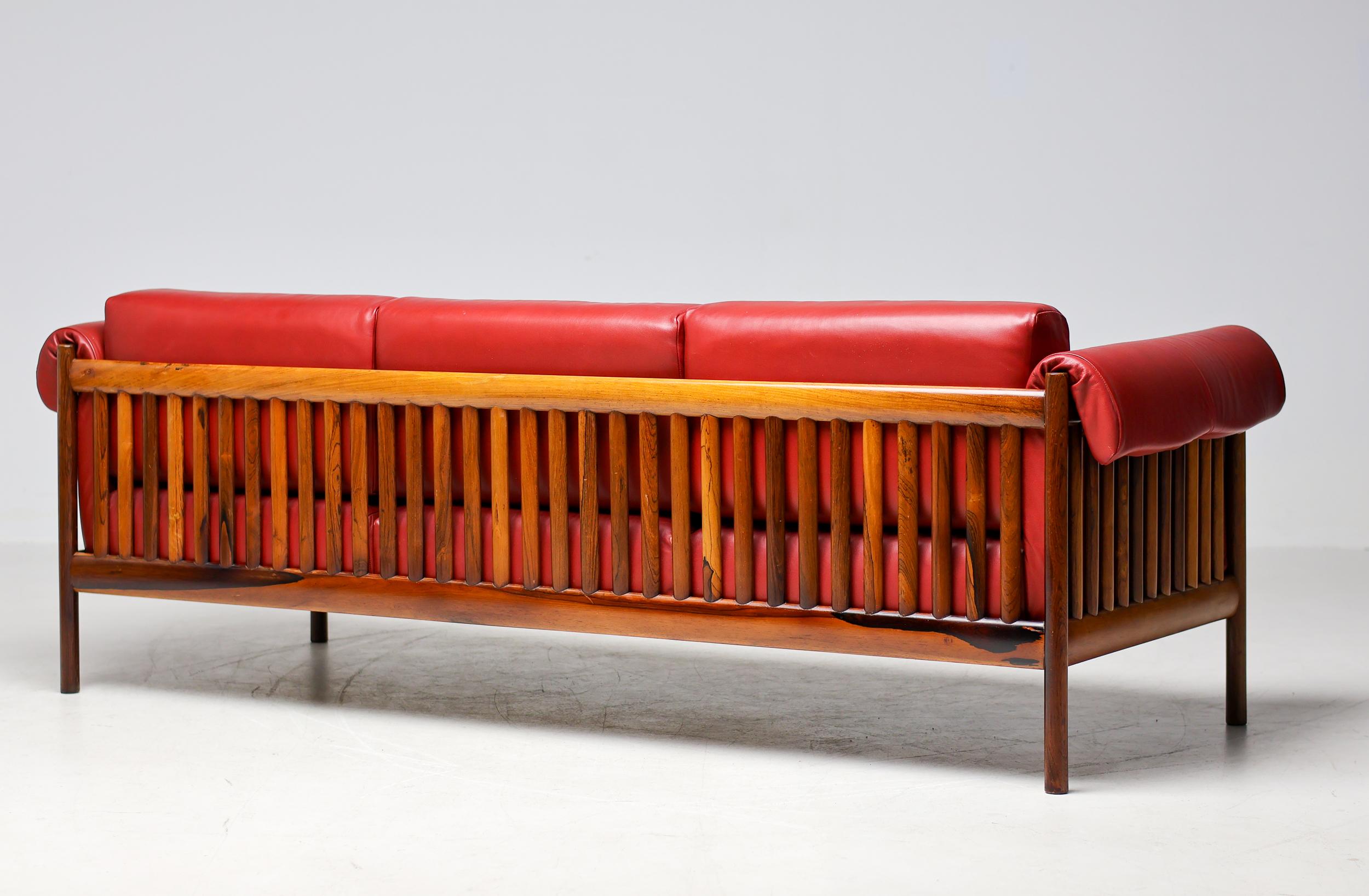 Johannes Andersen Dänisches Mid Century Modernes Rosenholzsofa in Bordeaux Leder im Angebot 12