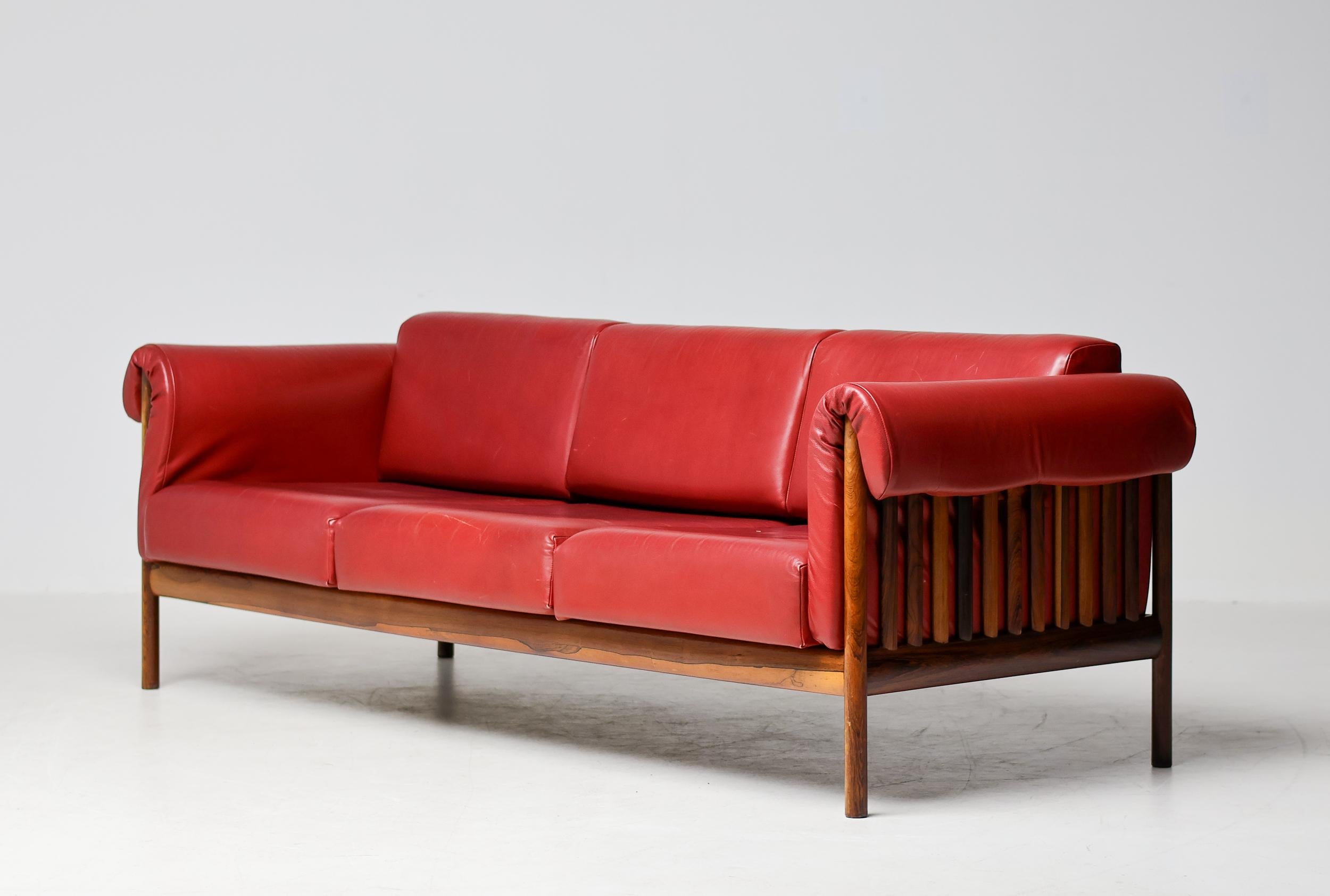 Johannes Andersen Dänisches Mid Century Modernes Rosenholzsofa in Bordeaux Leder im Angebot 13