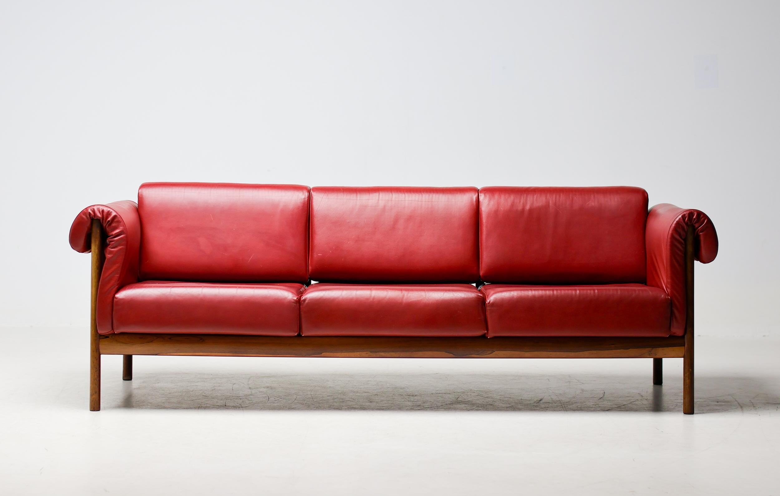 Prächtiges 3-Sitzer-Sofa von Johannes Andersen aus massivem Palisanderholz mit verdecktem Stahlrahmen.  Das fortschrittliche Design dieses seltenen Sofas lässt es sehr leicht und transparent erscheinen, während es in Wirklichkeit ziemlich schwer und
