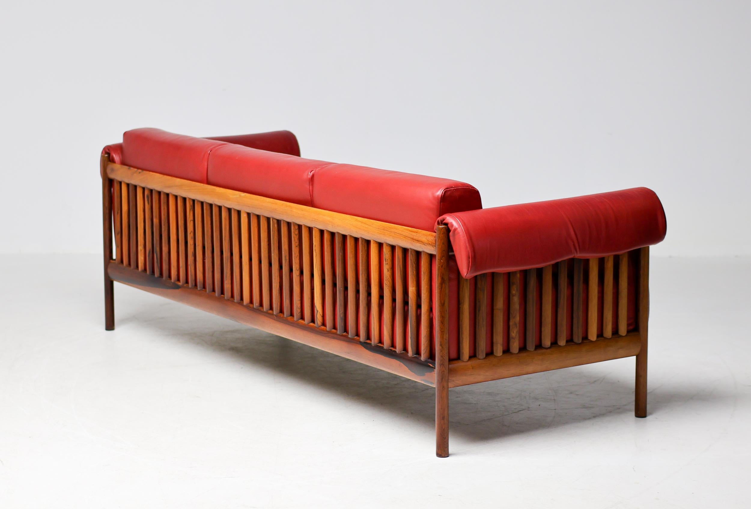 Johannes Andersen Dänisches Mid Century Modernes Rosenholzsofa in Bordeaux Leder (Skandinavische Moderne) im Angebot