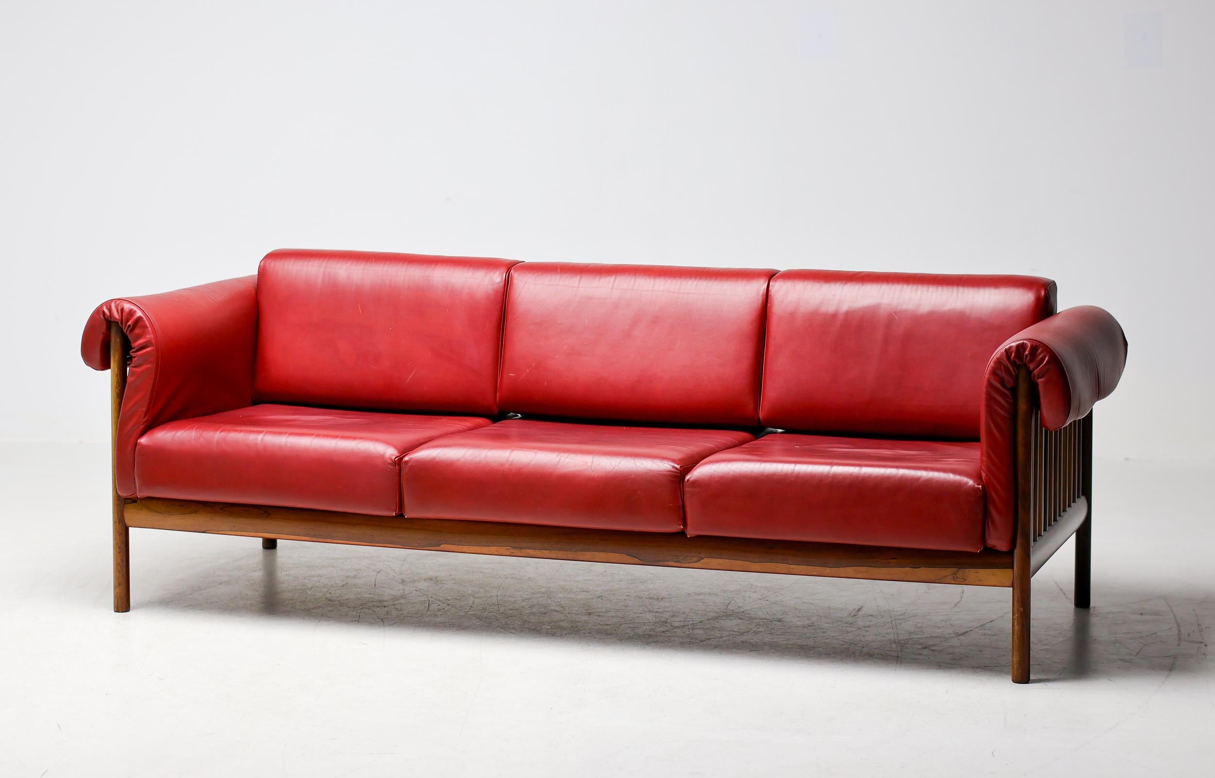 Johannes Andersen Dänisches Mid Century Modernes Rosenholzsofa in Bordeaux Leder (Mitte des 20. Jahrhunderts) im Angebot