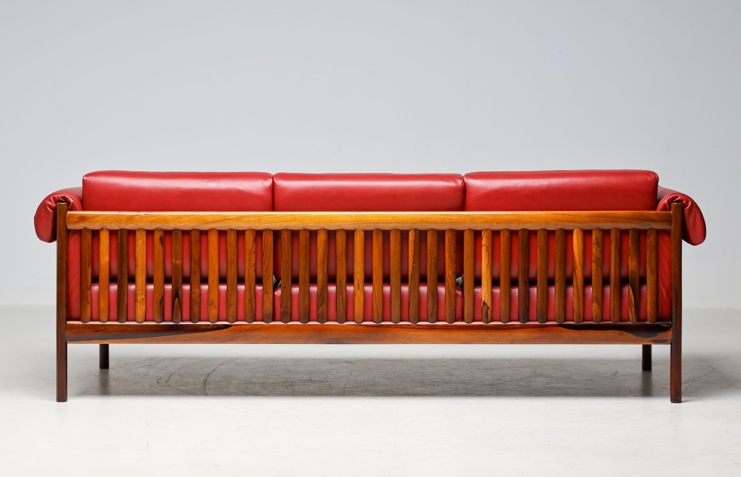 Johannes Andersen Dänisches Mid Century Modernes Rosenholzsofa in Bordeaux Leder im Angebot 1