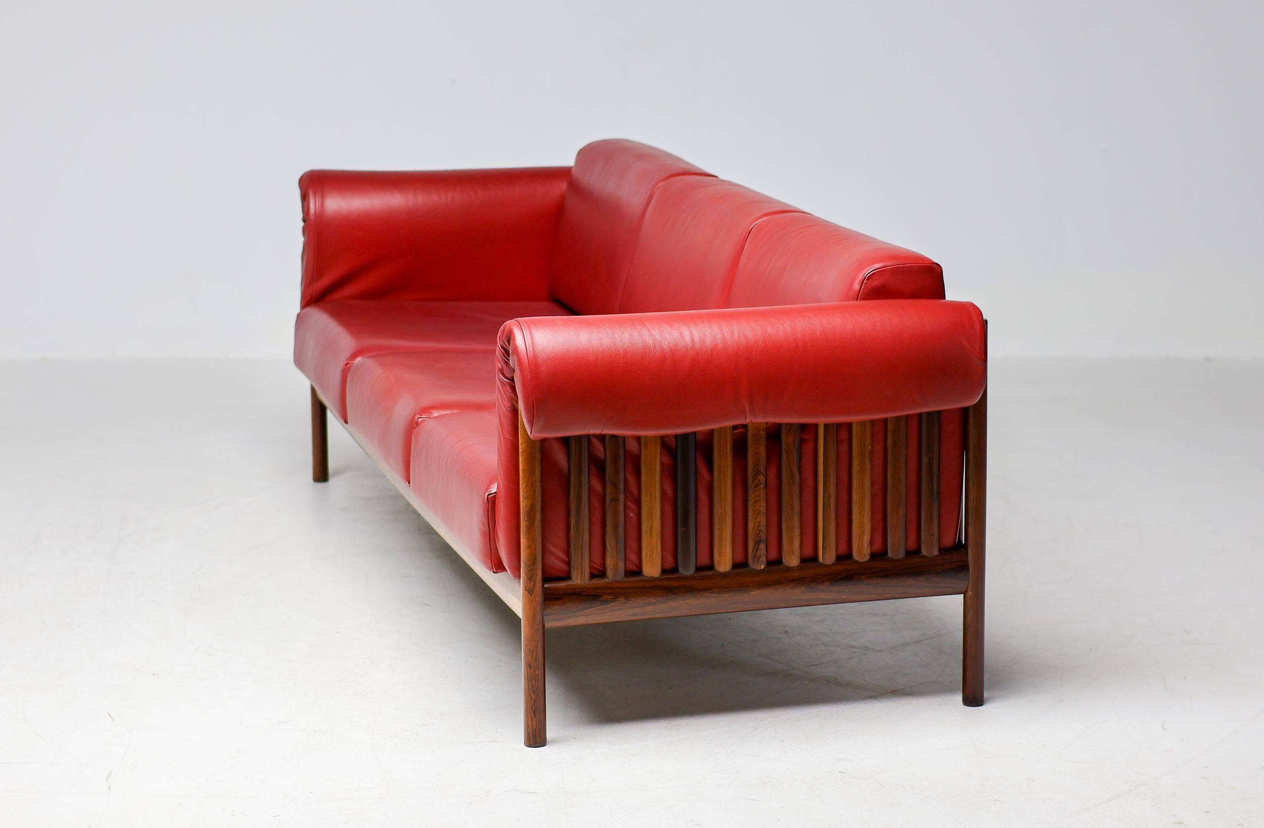 Johannes Andersen Dänisches Mid Century Modernes Rosenholzsofa in Bordeaux Leder im Angebot 3