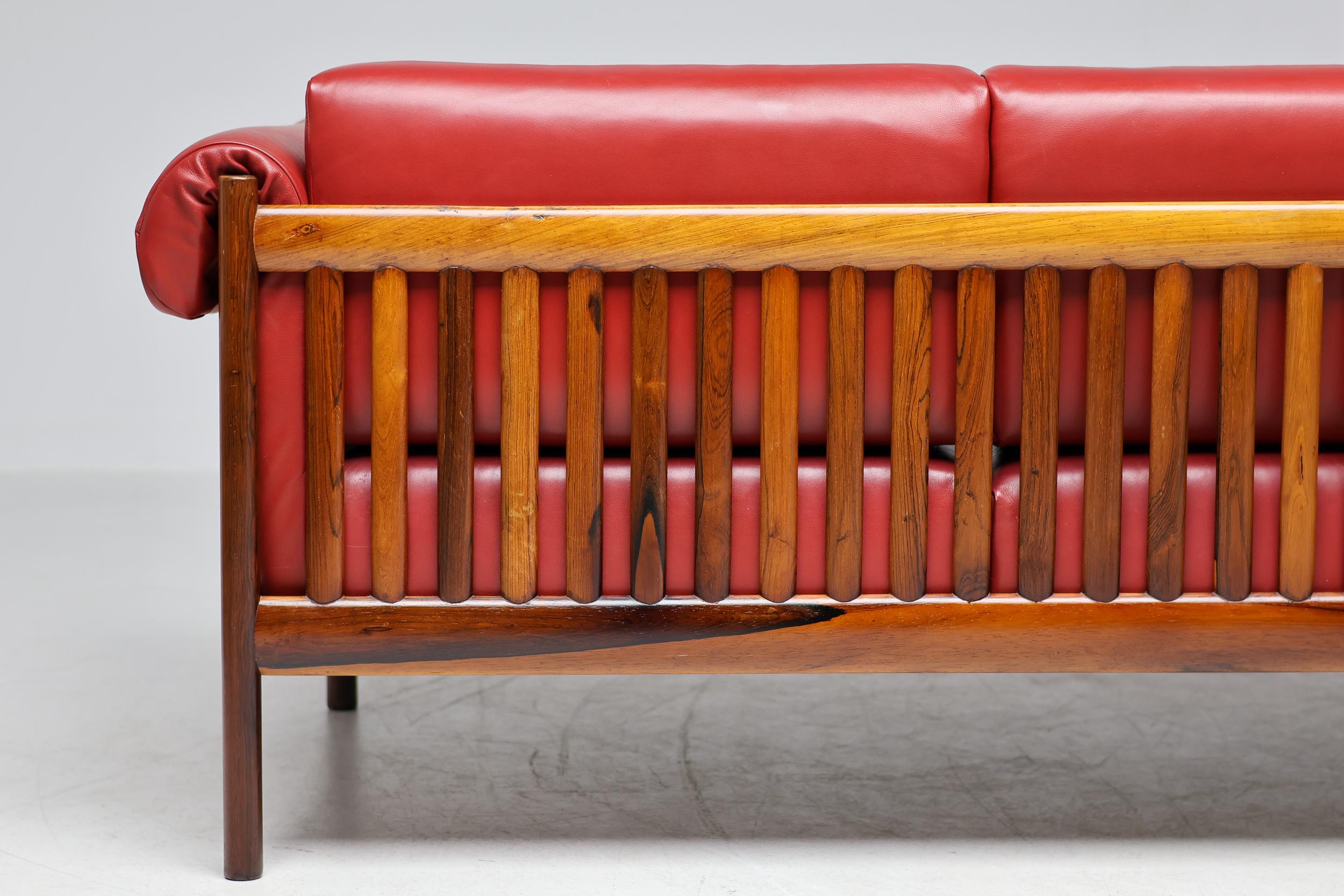 Johannes Andersen Dänisches Mid Century Modernes Rosenholzsofa in Bordeaux Leder im Angebot 4
