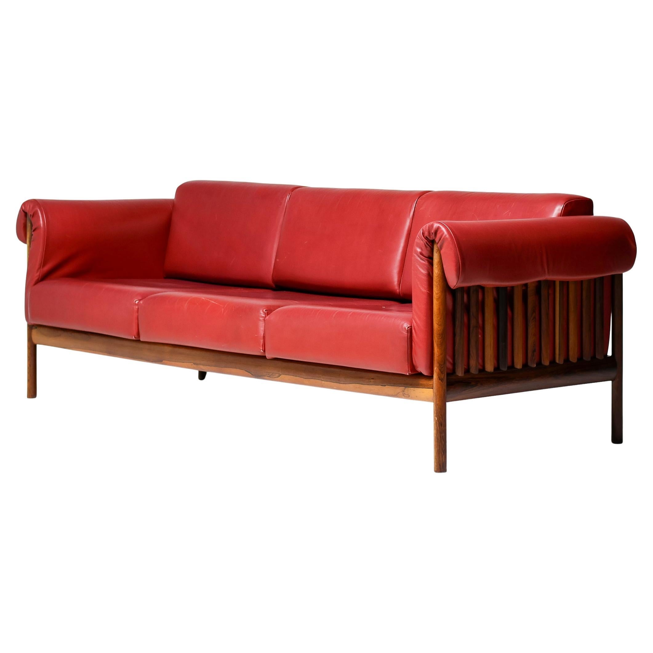 Johannes Andersen Dänisches Mid Century Modernes Rosenholzsofa in Bordeaux Leder