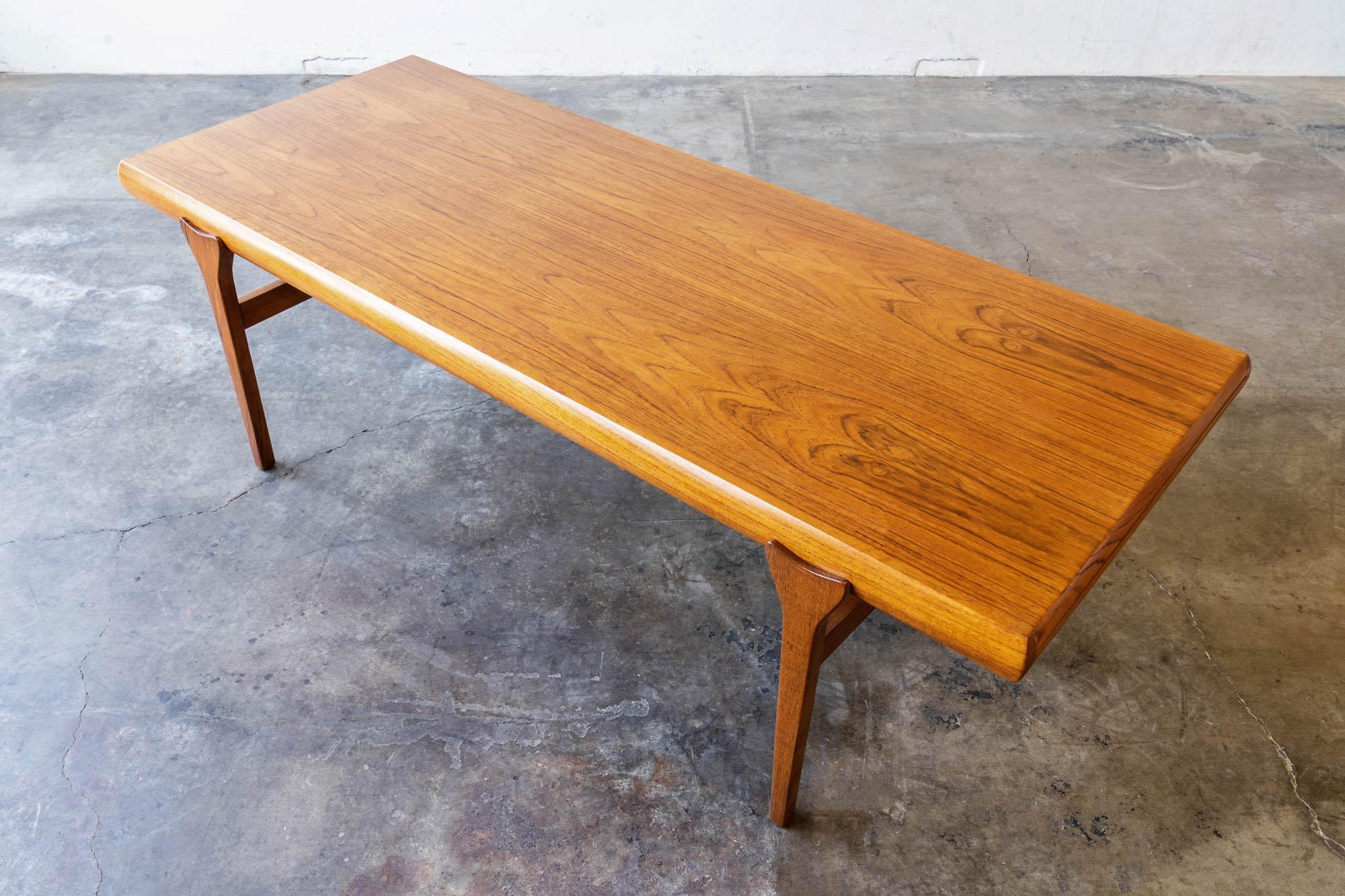 Johannes Andersen Danish Modern Expandable Teak Coffee Table In Excellent Condition For Sale In Las Vegas, NV